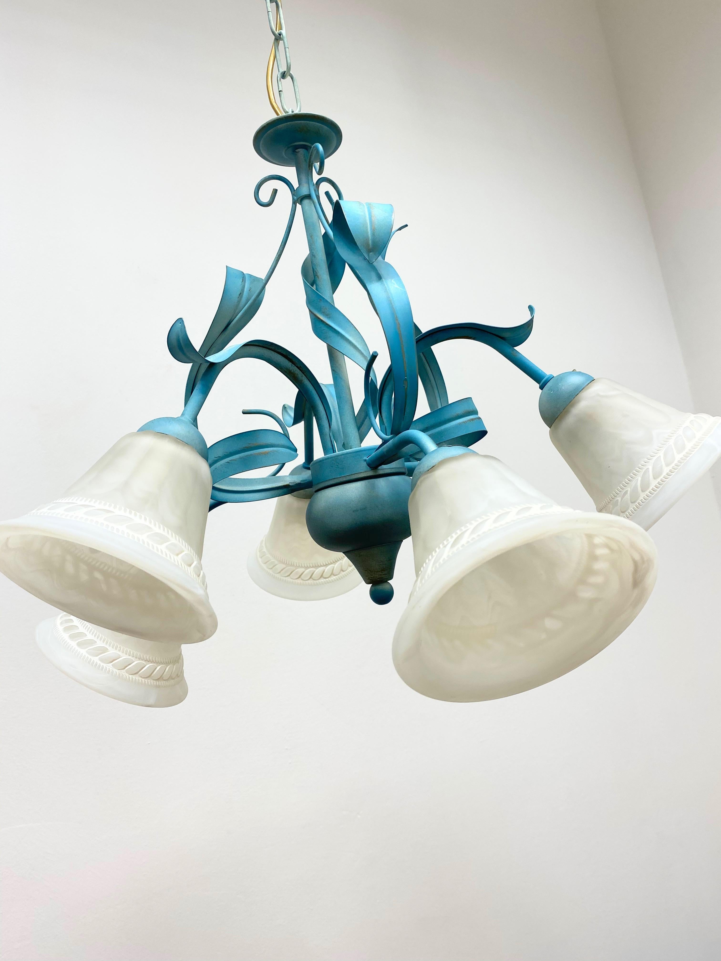 Fine XX secolo Lampadario a sospensione in stile toscano in vetro e metallo colorato blu, anni '80, Italia in vendita