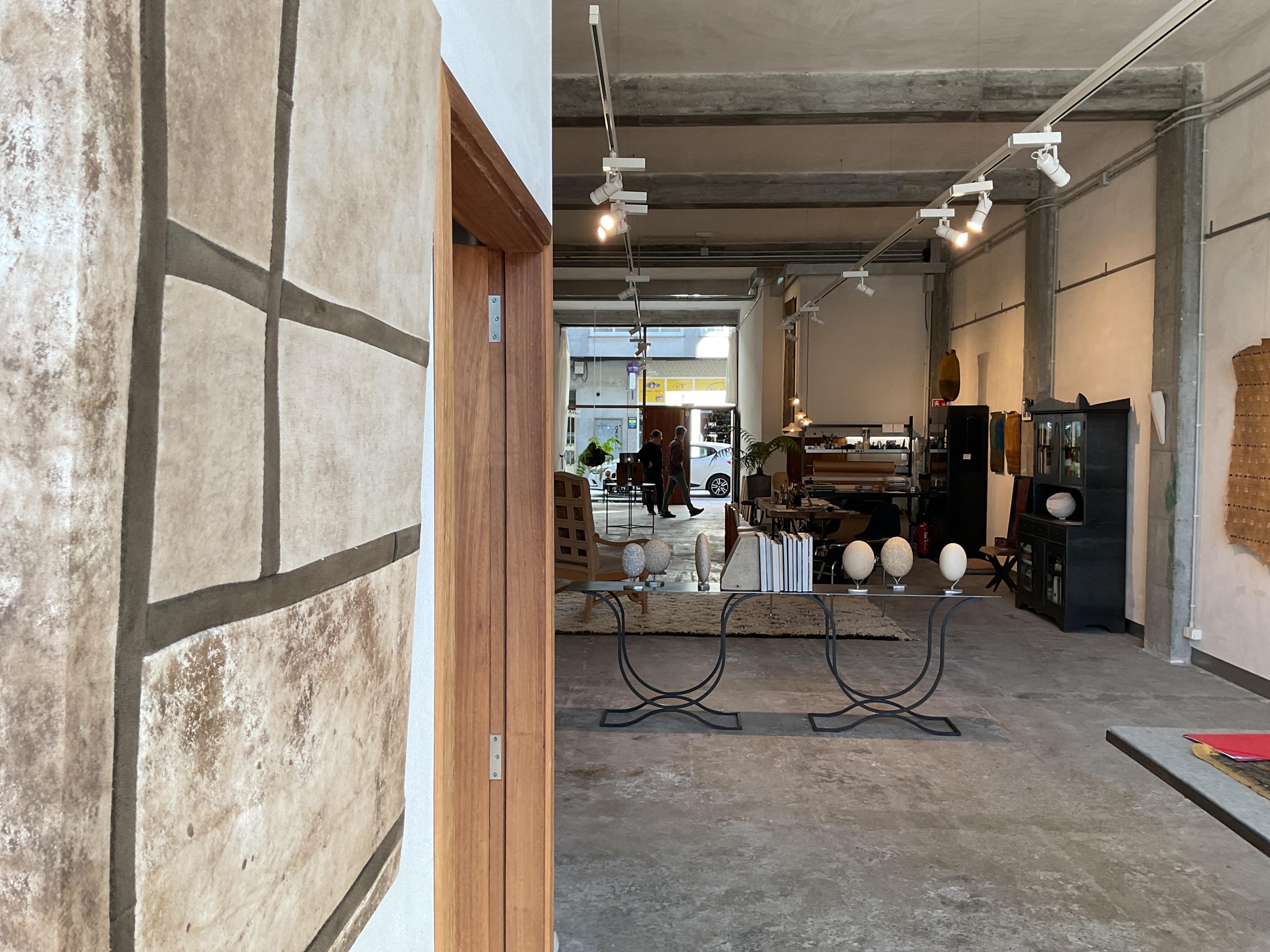 TUSET (1997, A Coruña) beerdigt. Er präsentiert seine neueste Serie mit Patchwork, mit Bildern, die ein Jahr unter der Erde und in Leder verbracht haben. Es entsteht eine erodierte Karte, eine durch Zeit und Wetter zersplitterte Oberfläche. Seine