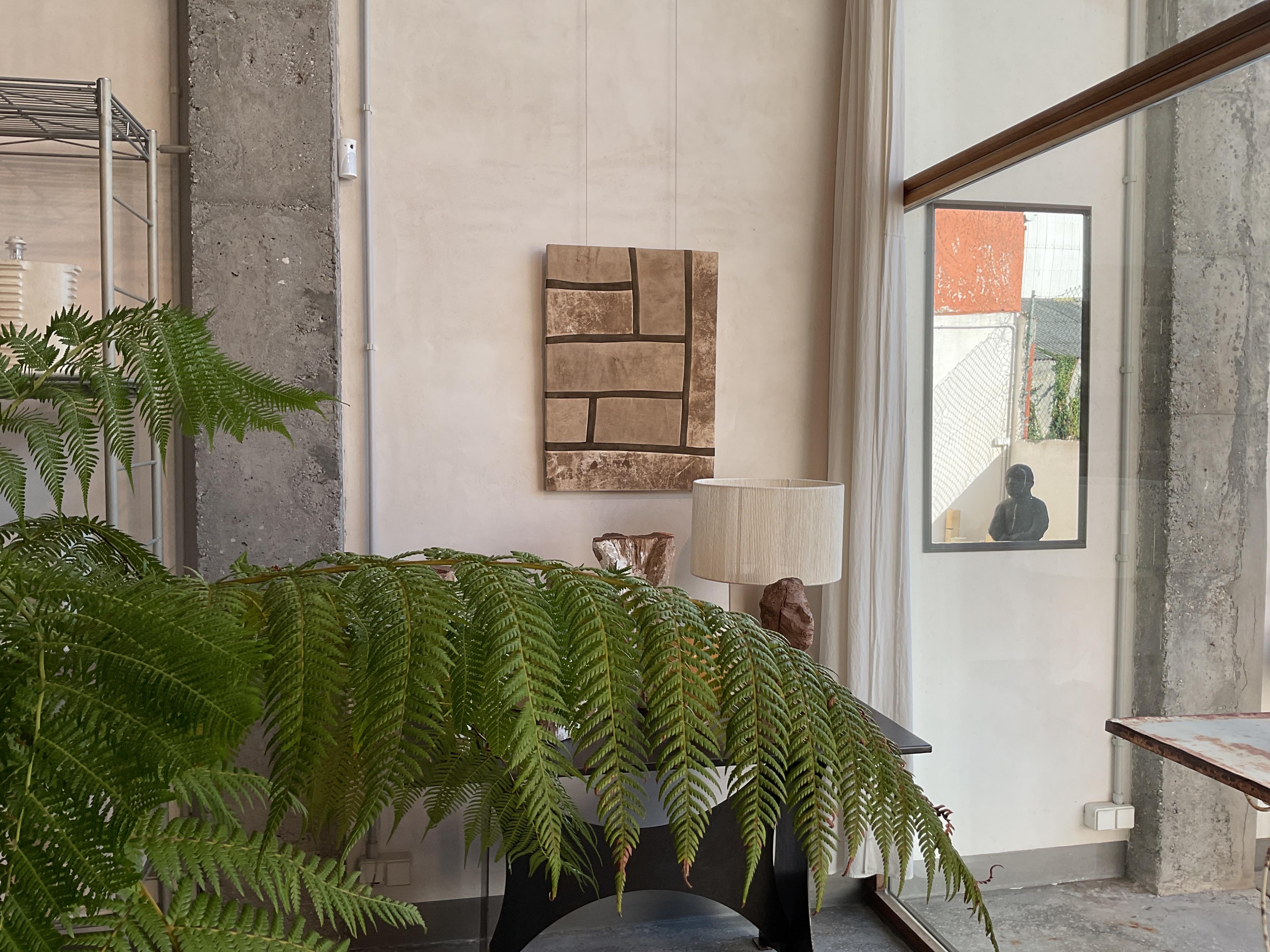 TUSET (1997, A Coruña) beerdigt. Er präsentiert seine neueste Serie mit Patchwork, mit Bildern, die ein Jahr unter der Erde und in Leder verbracht haben. Es entsteht eine erodierte Karte, eine durch Zeit und Wetter zersplitterte Oberfläche. Seine