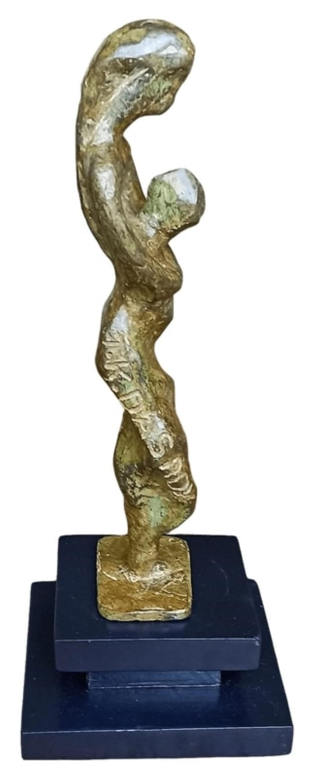 Mère et enfant, Sculpture en bronze, Figuratif de l'artiste contemporain, en stock - Or Abstract Sculpture par Tushar Kanti Das Roy