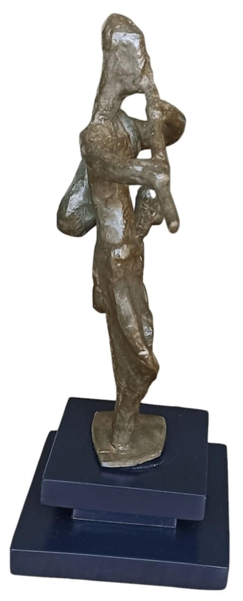 Tushar Kanti Das Roy - Sin título
Alto 7,75 x Ancho 3,75 x Fondo 2 pulgadas (sin soporte)
Alto 9,5 x Ancho 4 x Fondo 4 pulgadas (con soporte)
Escultura de bronce

Sobre el artista y su obra :
Nacimiento : 1968.
Educación : He completado su educación