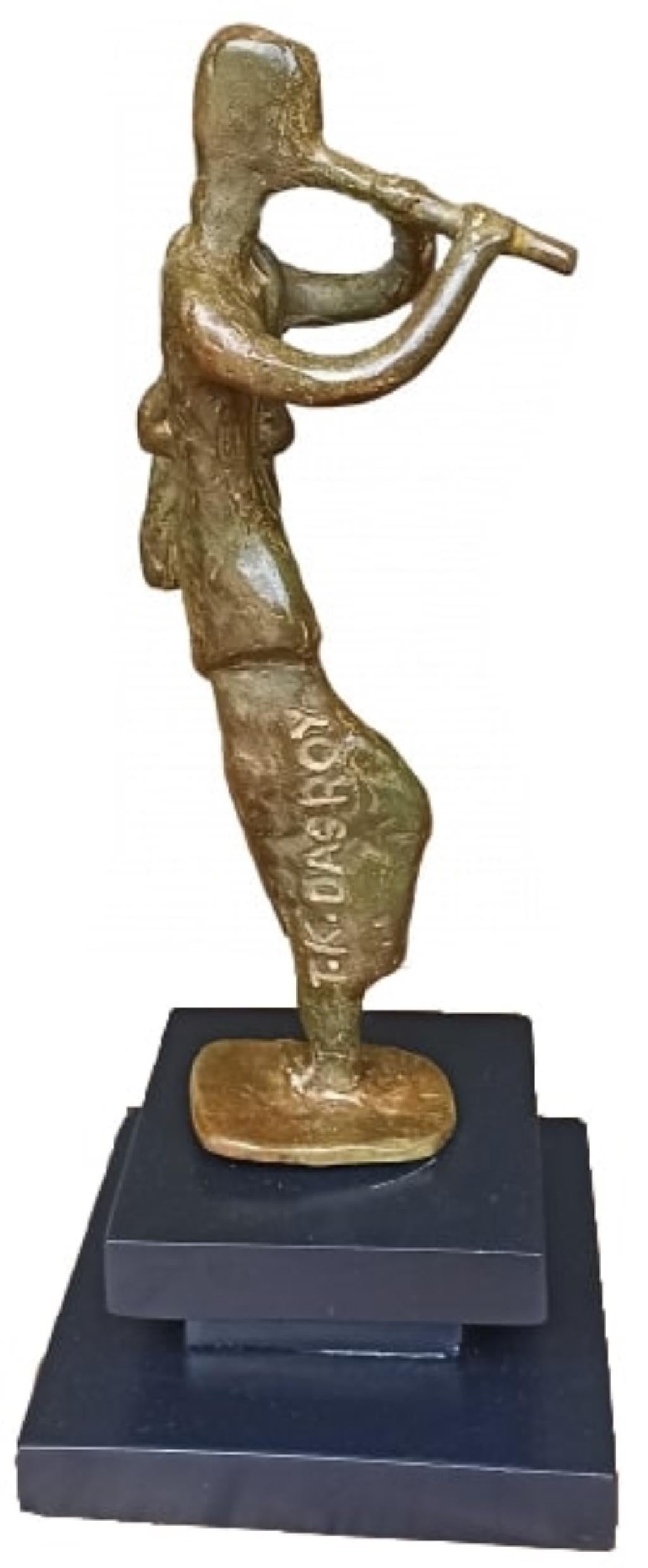 Flöte spielend, Bronzeskulptur, Figurativ von Contemporary Artist Vorrätig – Sculpture von Tushar Kanti Das Roy
