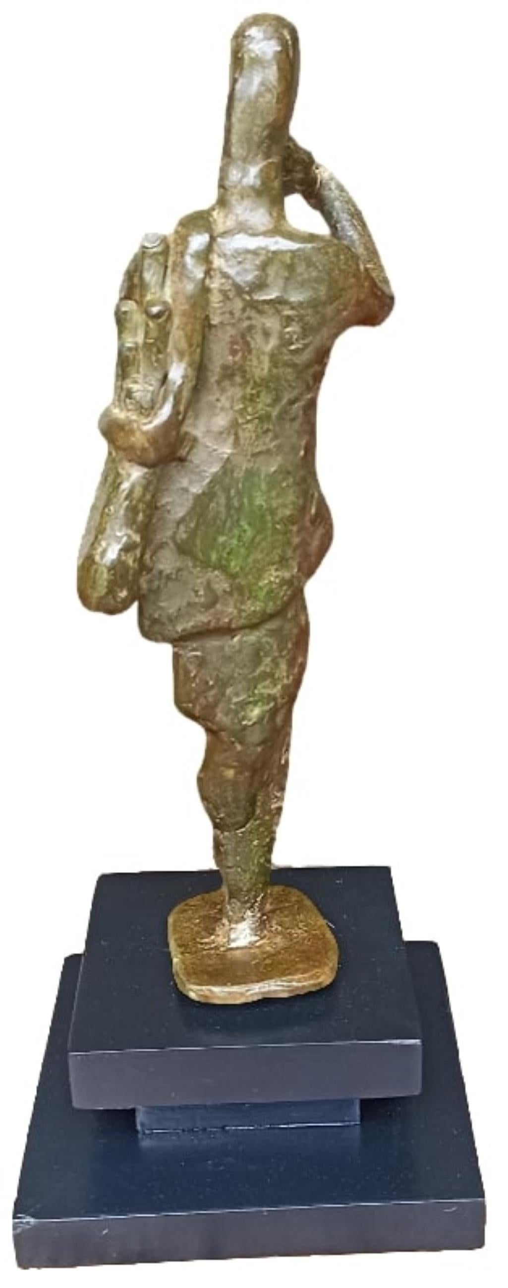 Flöte spielend, Bronzeskulptur, Figurativ von Contemporary Artist Vorrätig (Zeitgenössisch), Sculpture, von Tushar Kanti Das Roy