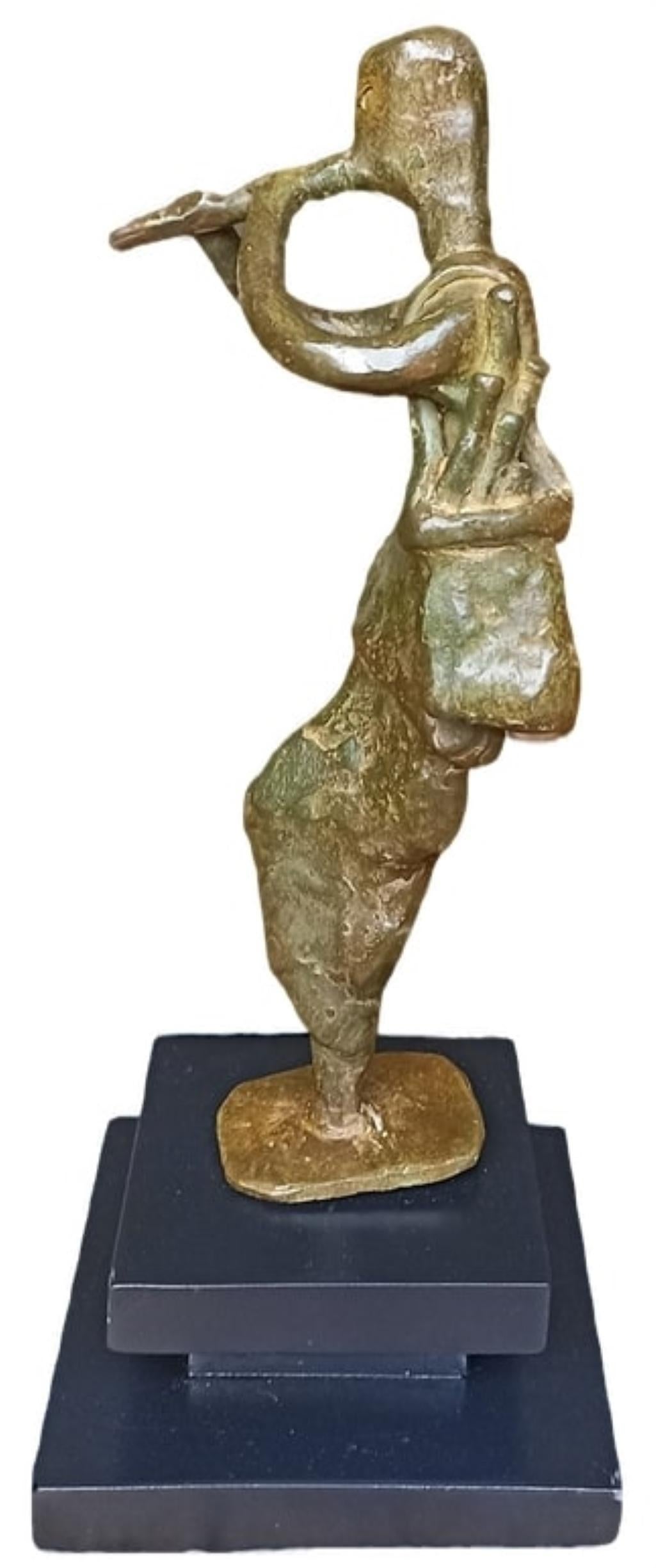 Flöte spielend, Bronzeskulptur, Figurativ von Contemporary Artist Vorrätig (Gold), Figurative Sculpture, von Tushar Kanti Das Roy