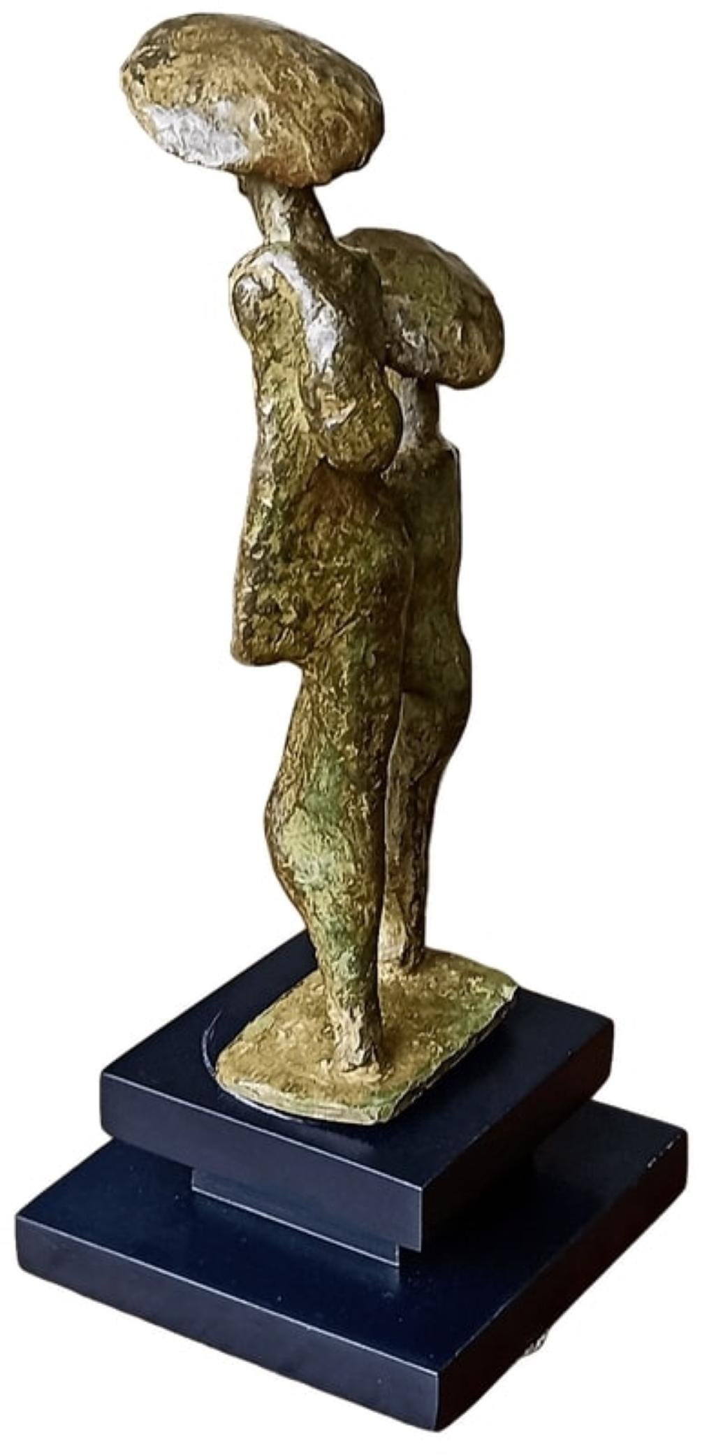 Sans titre, sculpture en bronze, brunâtre figuratif d'un artiste contemporain, en stock - Sculpture de Tushar Kanti Das Roy