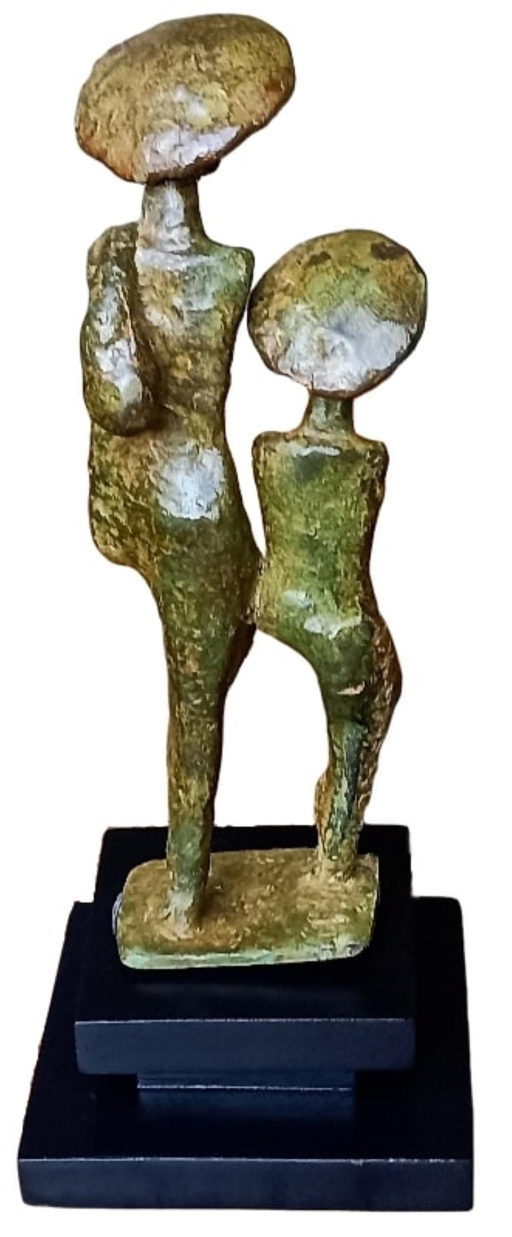 Sans titre, sculpture en bronze, brunâtre figuratif d'un artiste contemporain, en stock - Contemporain Sculpture par Tushar Kanti Das Roy