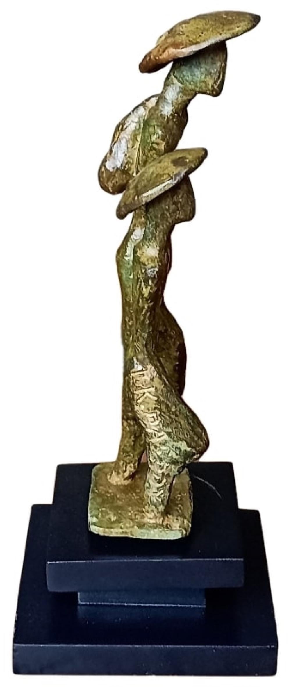 Sans titre, sculpture en bronze, brunâtre figuratif d'un artiste contemporain, en stock - Or Abstract Sculpture par Tushar Kanti Das Roy