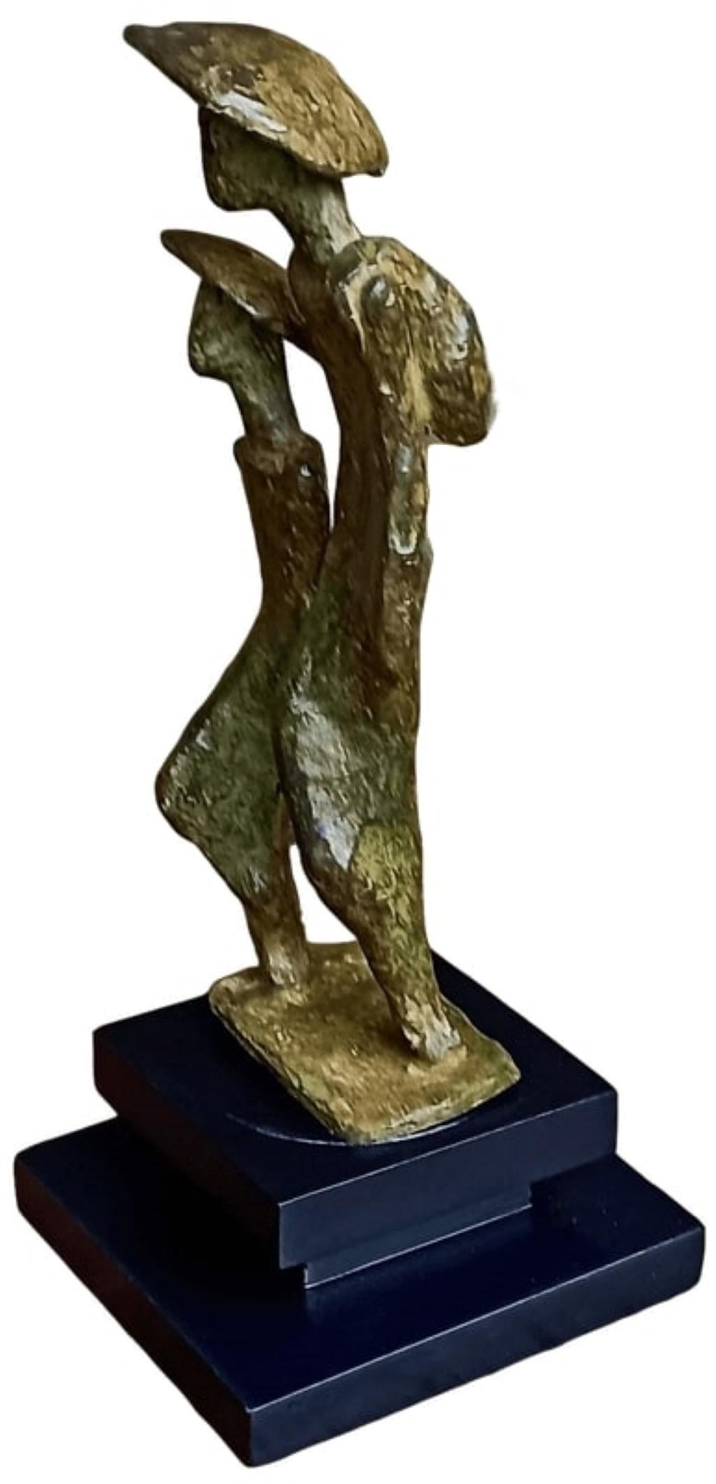 Tushar Kanti Das Roy - Sans titre
H 7.75 x L 2.5 x P 2.25 pouces (sans support)
H 9.5 x L 4 x P 4 pouces (avec support)
Sculpture en bronze

À propos de l'artiste et de son travail :
Né : 1968.
Éducation : Il a terminé ses études à l'I.C.Art & Craft