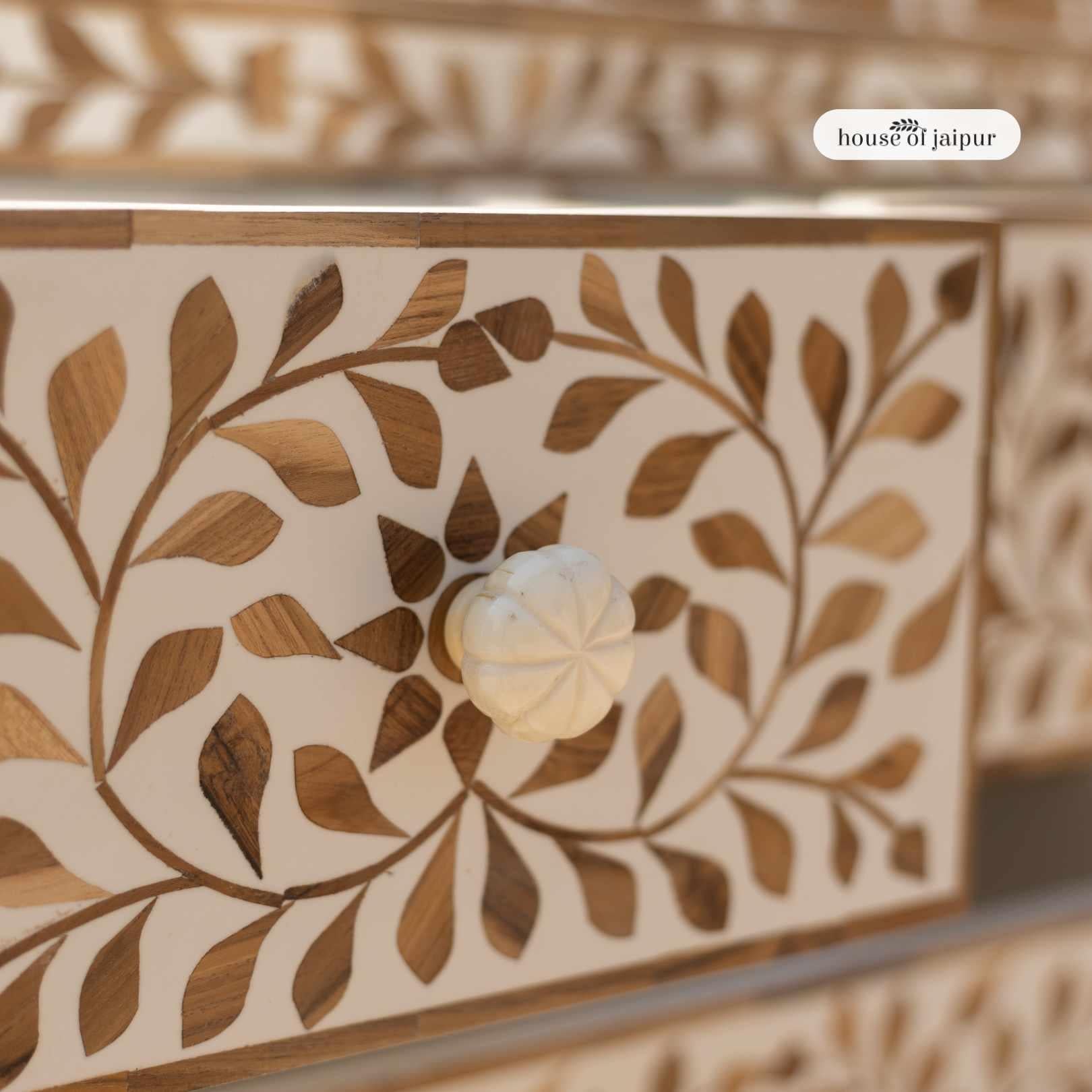 Questo comò con intarsi in legno di teak di Tusi mette in mostra l'eleganza dell'artigianato tradizionale e la ricchezza dei materiali naturali. Al posto dell'osso, i motivi floreali a forma di vite sono realizzati con intarsi in legno di teak