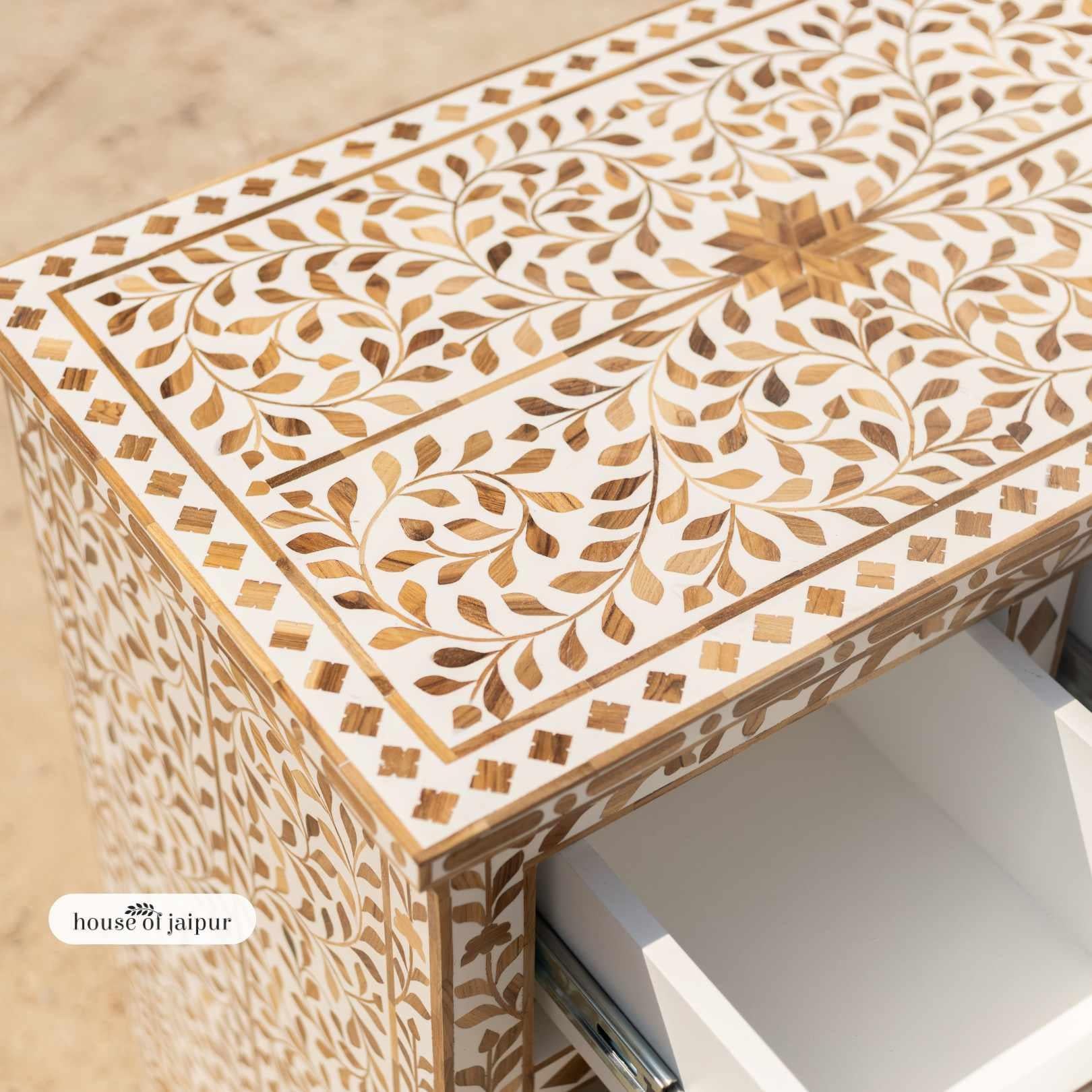 Agra Cassettone con intarsio floreale in Wood Wood di Tusi - House of Jaipur in vendita