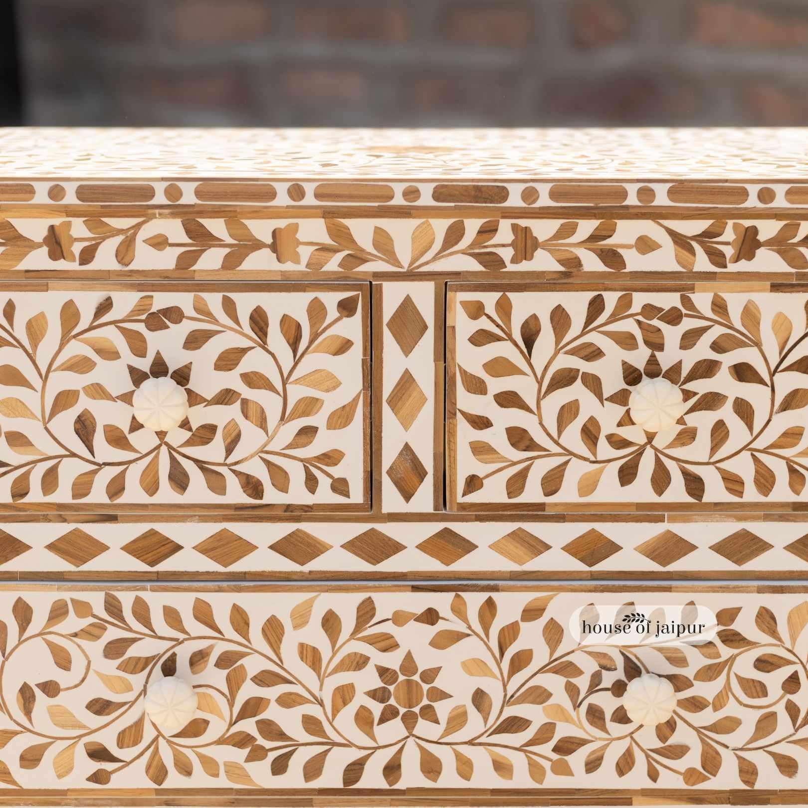 Intarsio Cassettone con intarsio floreale in Wood Wood di Tusi - House of Jaipur in vendita