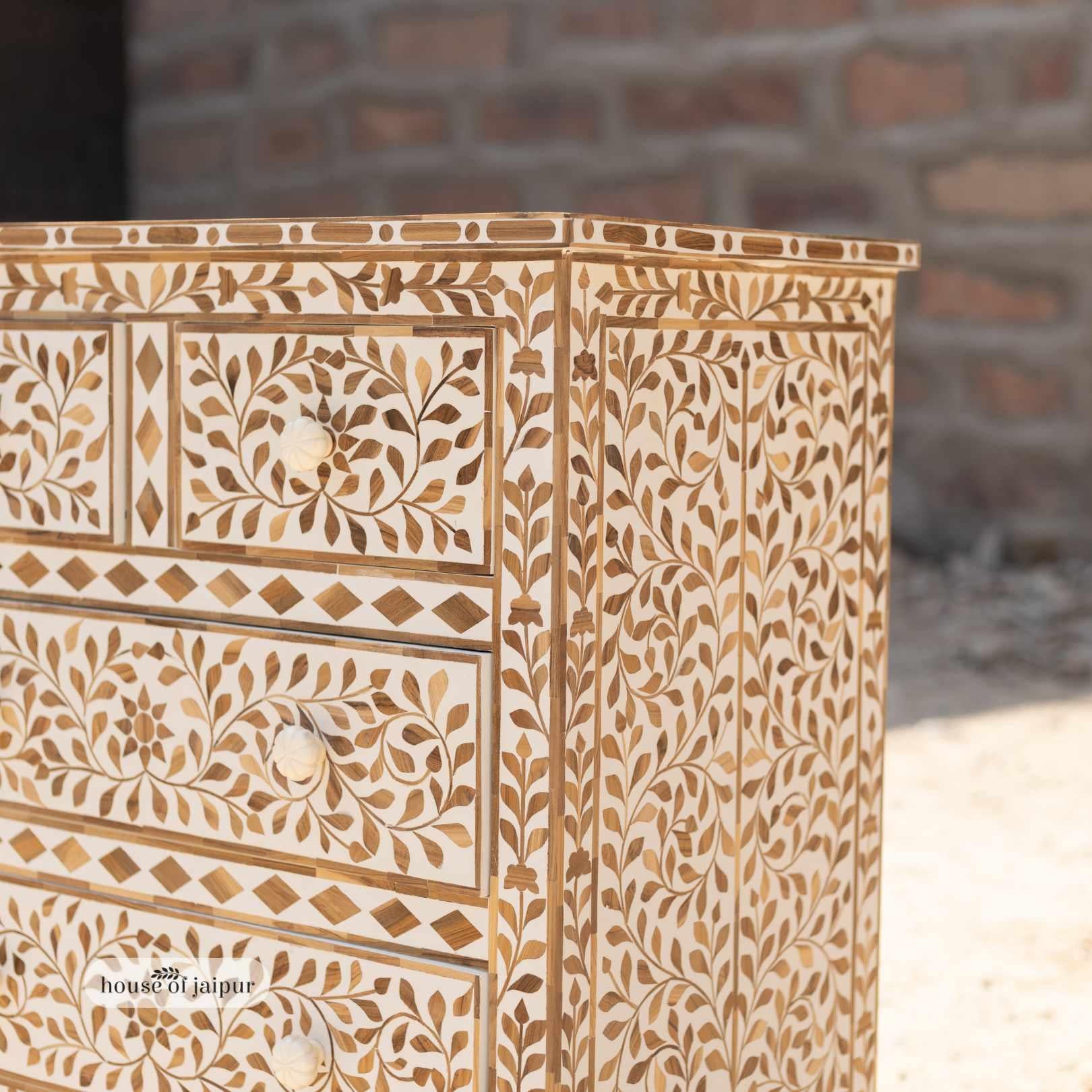 XXI secolo e contemporaneo Cassettone con intarsio floreale in Wood Wood di Tusi - House of Jaipur in vendita