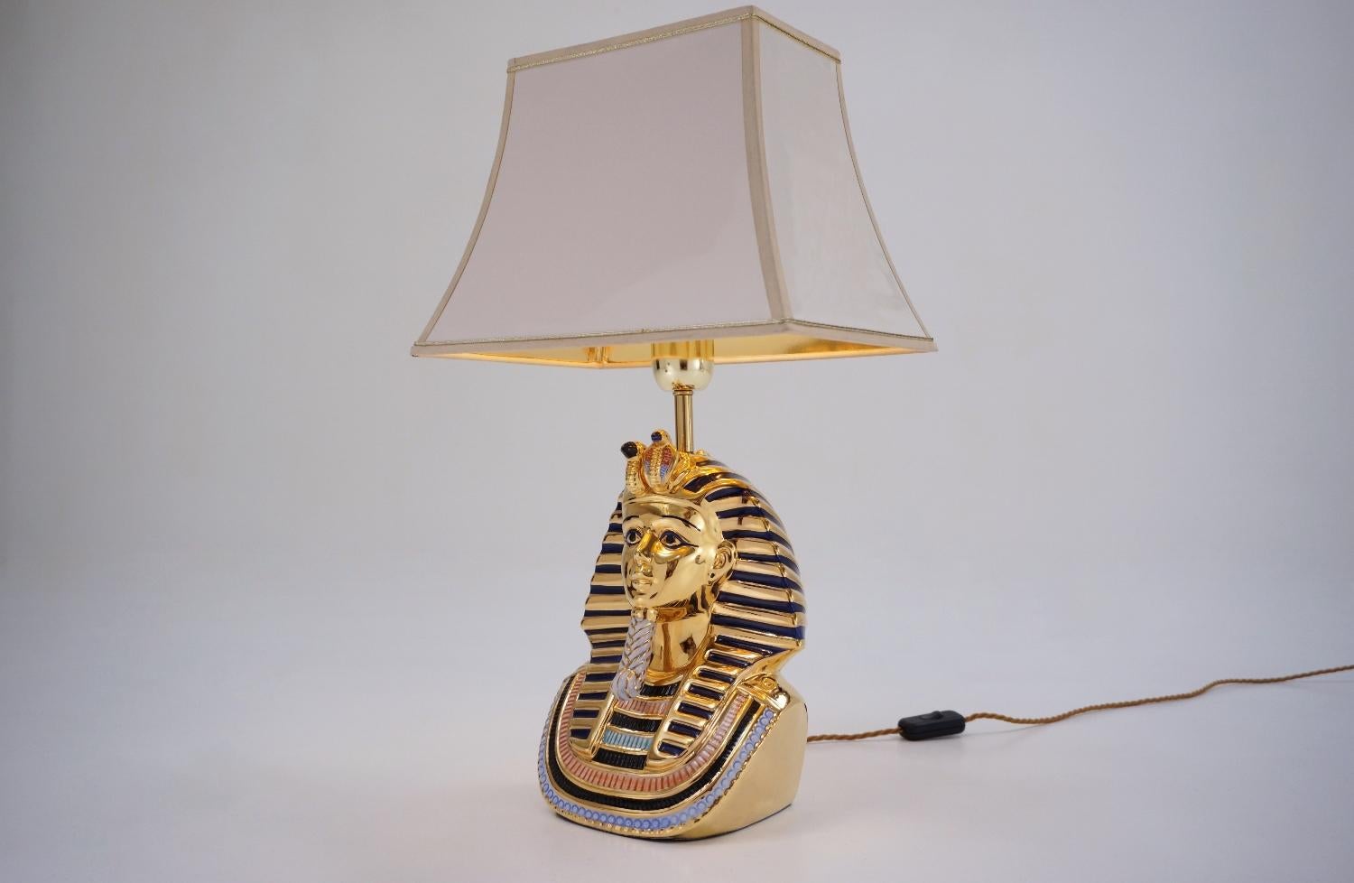 Tutankhamun lamp painted and gilt ceramic, Italian, circa 1970s. Although not signed this lamp has many of the features of the work of Vittorio Sabadin.

This table lamp has been gently cleaned while respecting the vintage patina. It is newly