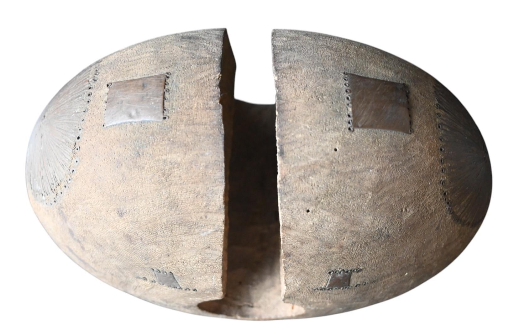 Tutsi Archer’s Bracelet (Arm Guard)
Origin: Rwanda or Burundi, Great Lakes Region
Ethnic Group: Tutsi
Material: Carved hardwood with copper inlays
Dimensions: 17.5 x 21 cm diameter, 12 cm thick
Provenance: Rob Vervoort – Alain Guisson
Mounted on