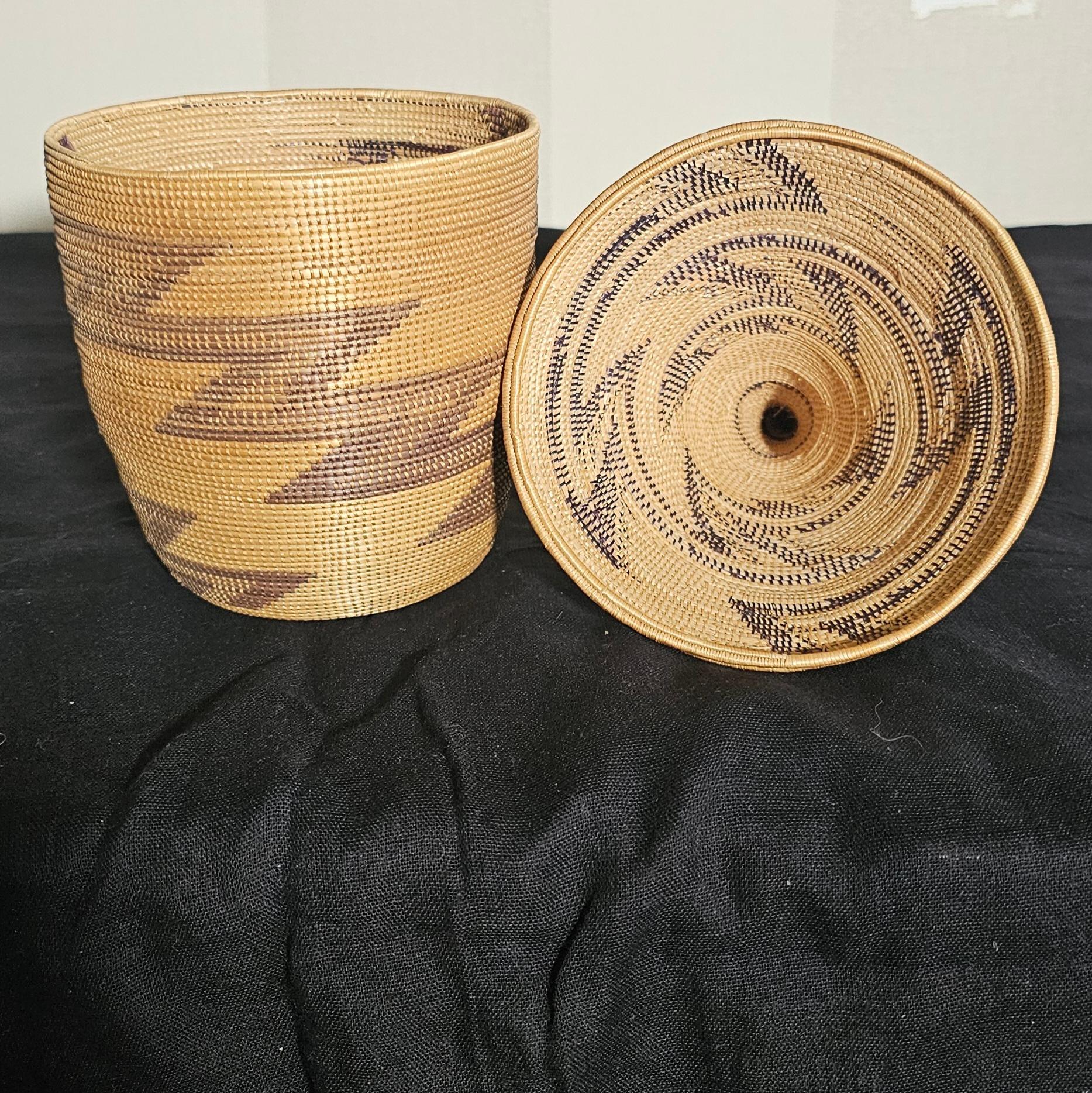 20ième siècle Tutsi Baskets en vente