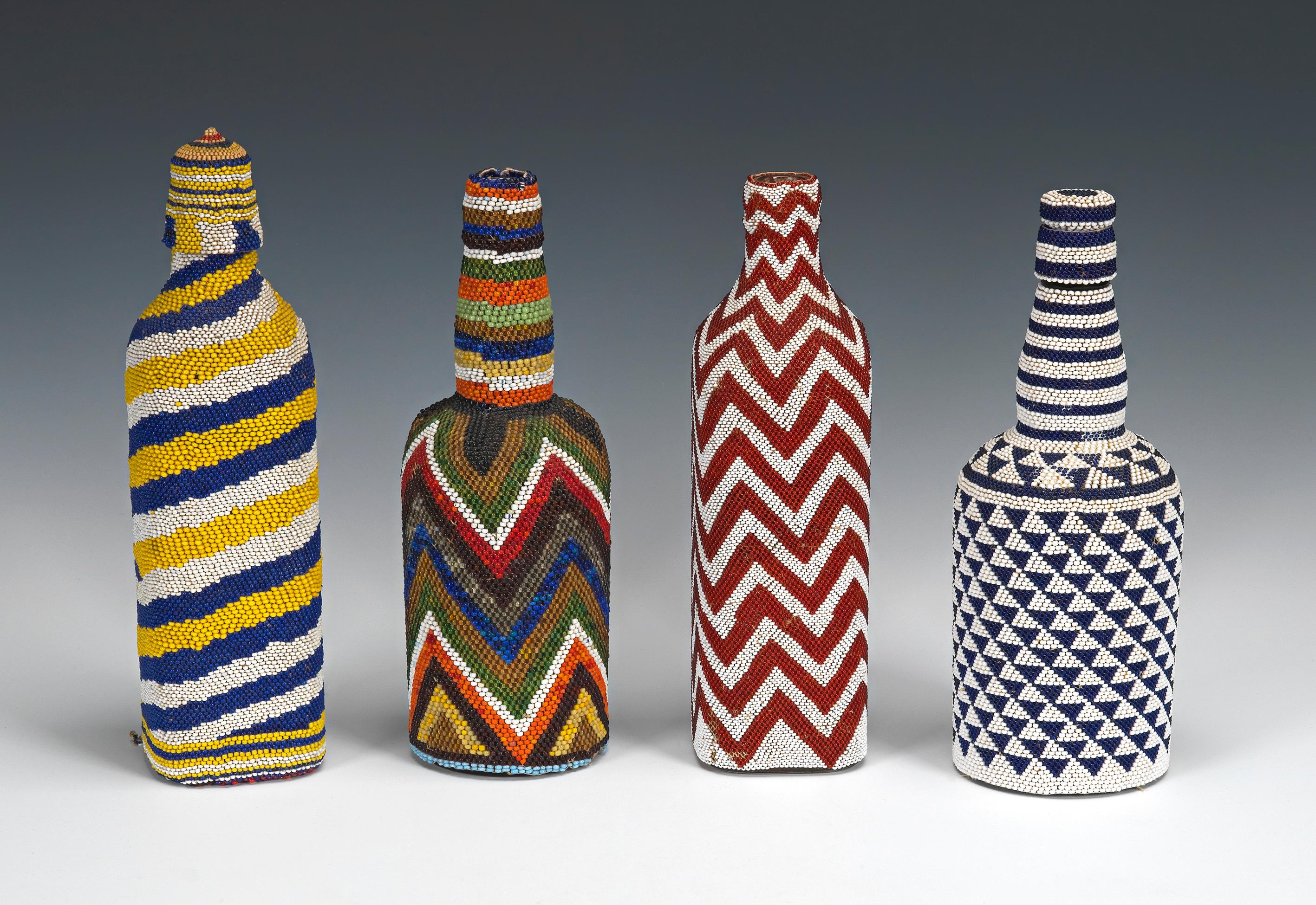 Botellas expositoras Prestige
Tutsi People
Ruanda y Burundi
Primera mitad del siglo XX
Botellas de vidrio europeo, cuentas de vidrio, cordón de red de algodón
Altura: el más alto mide 11,25 pulgadas.
 