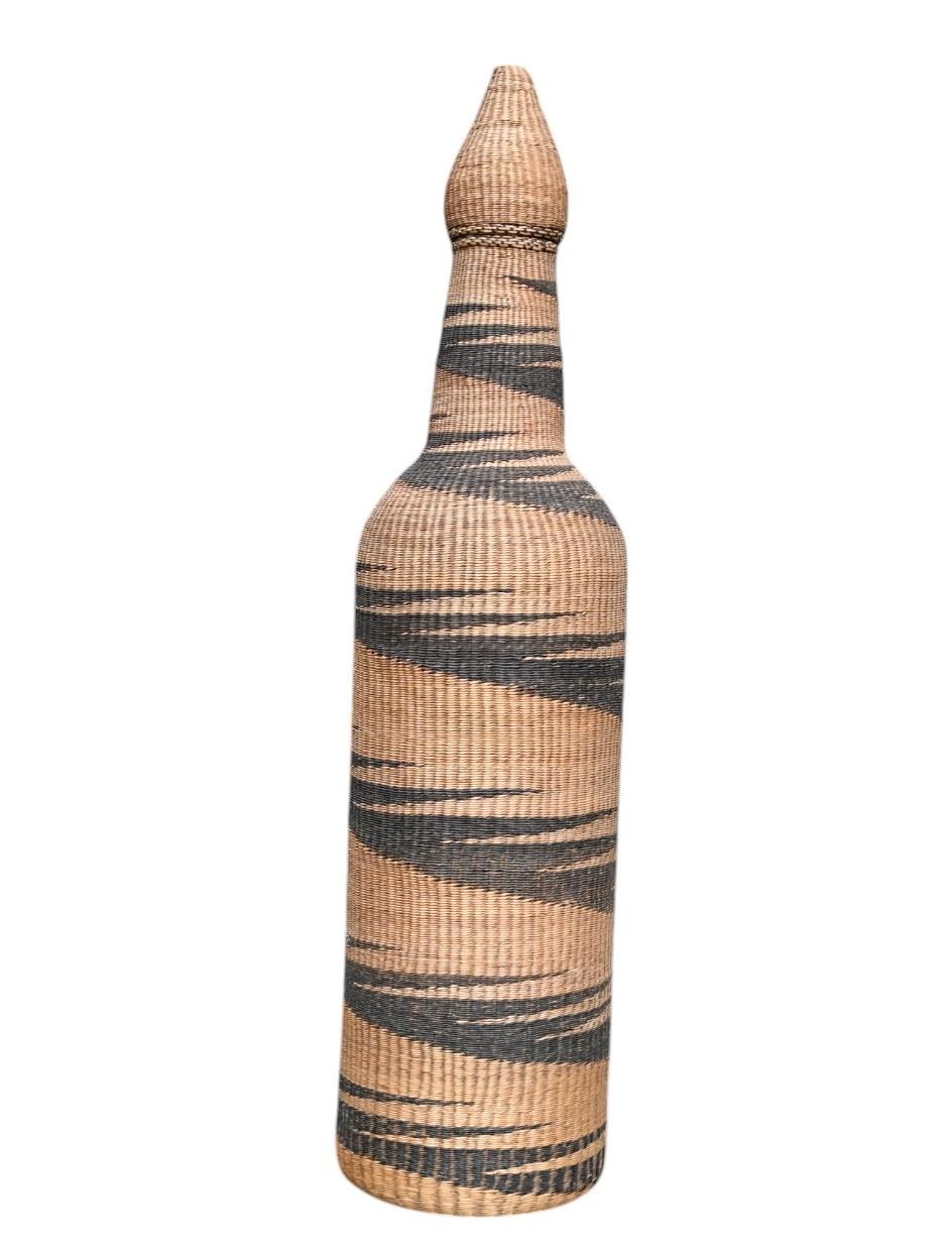 Rare Tutsi Prestige Bottle — Museum-Quality Weaving (Rwanda, 20th Century)
Origin: Tutsi people, Rwanda
Period: Early 20th century
Material: Woven vegetal fibre (likely raffia or grass)
Dimensions: Height 33 cm, Diameter 7.5 cm
Condition: Excellent;
