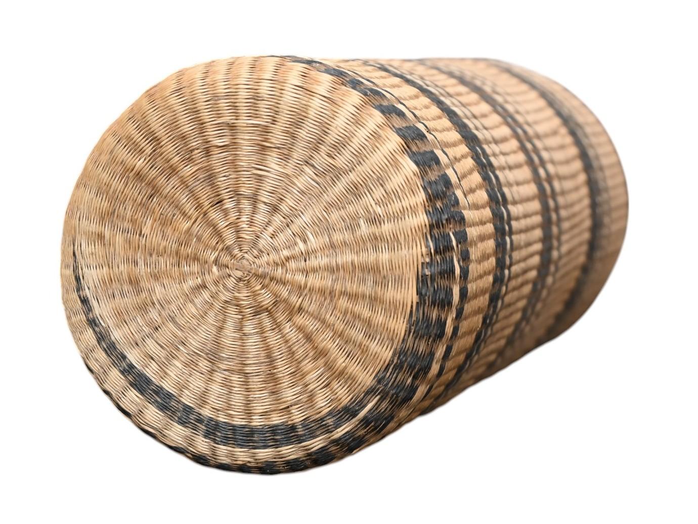 Rare Tutsi Prestige Bottle — Museum-Quality Weaving (Rwanda, 20th Century) In Good Condition For Sale In Bilzen, BE