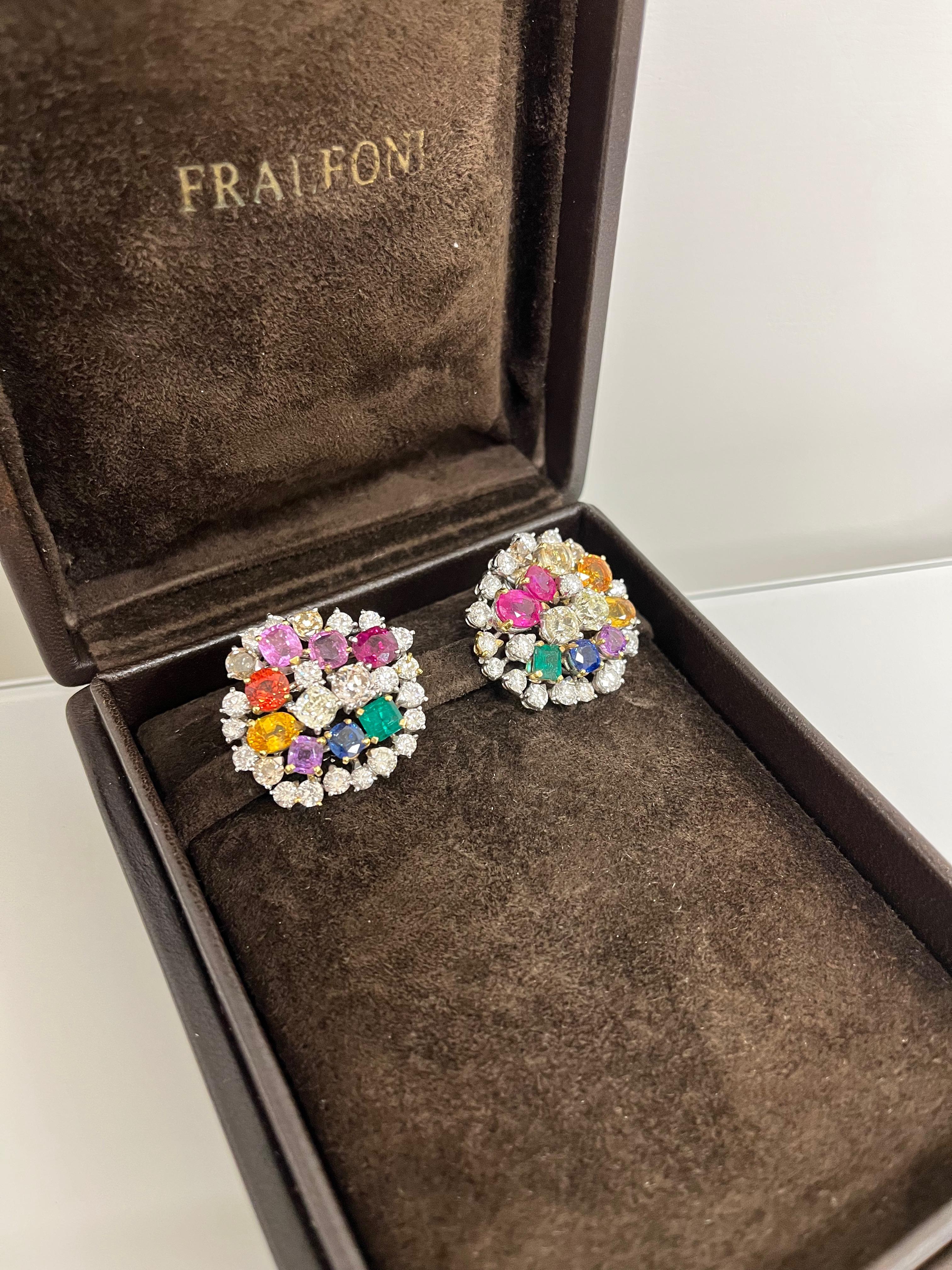 18 kt. white gold clip-on earrings with 6.20 carats of round-cut diamonds, 2.10 carats of brown round-cut diamonds, 3.90 carats of old mine cut diamonds and 20.10 carats of rubies, emeralds and multicolored sapphires.
The total weight of the