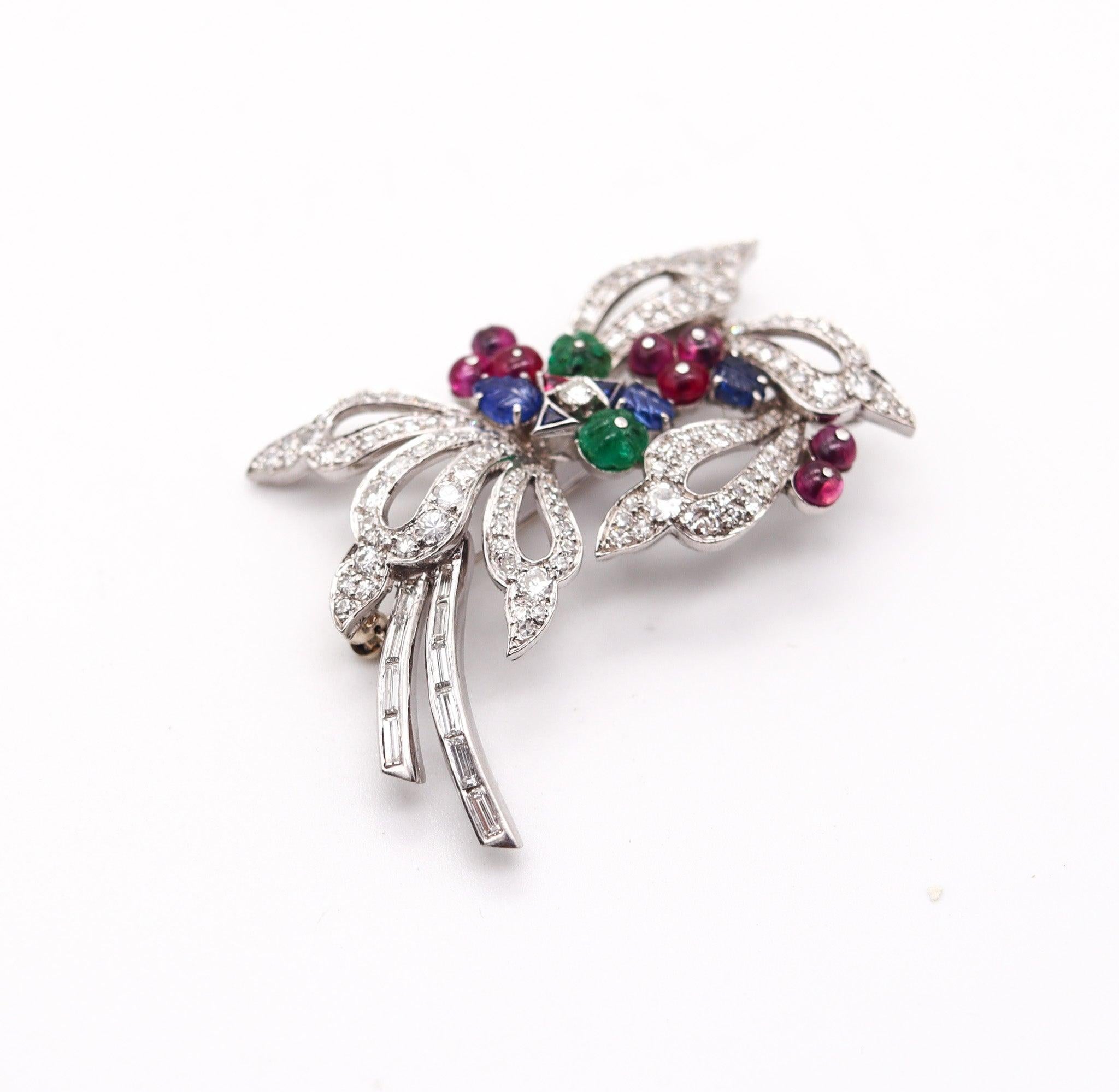 Art Déco TUTTI FRUTTI 1950 Spilla con ciondolo Art-Deco in platino con diamanti e pietre preziose in vendita