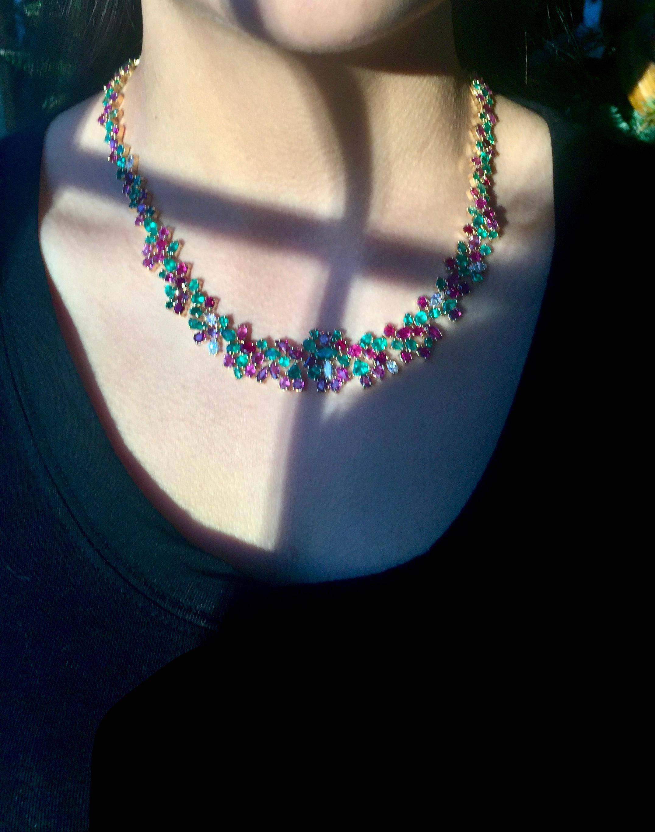 Rubin, Smaragd, Diamant 61,00 Karat Einzigartige Halskette 18K im Angebot 9