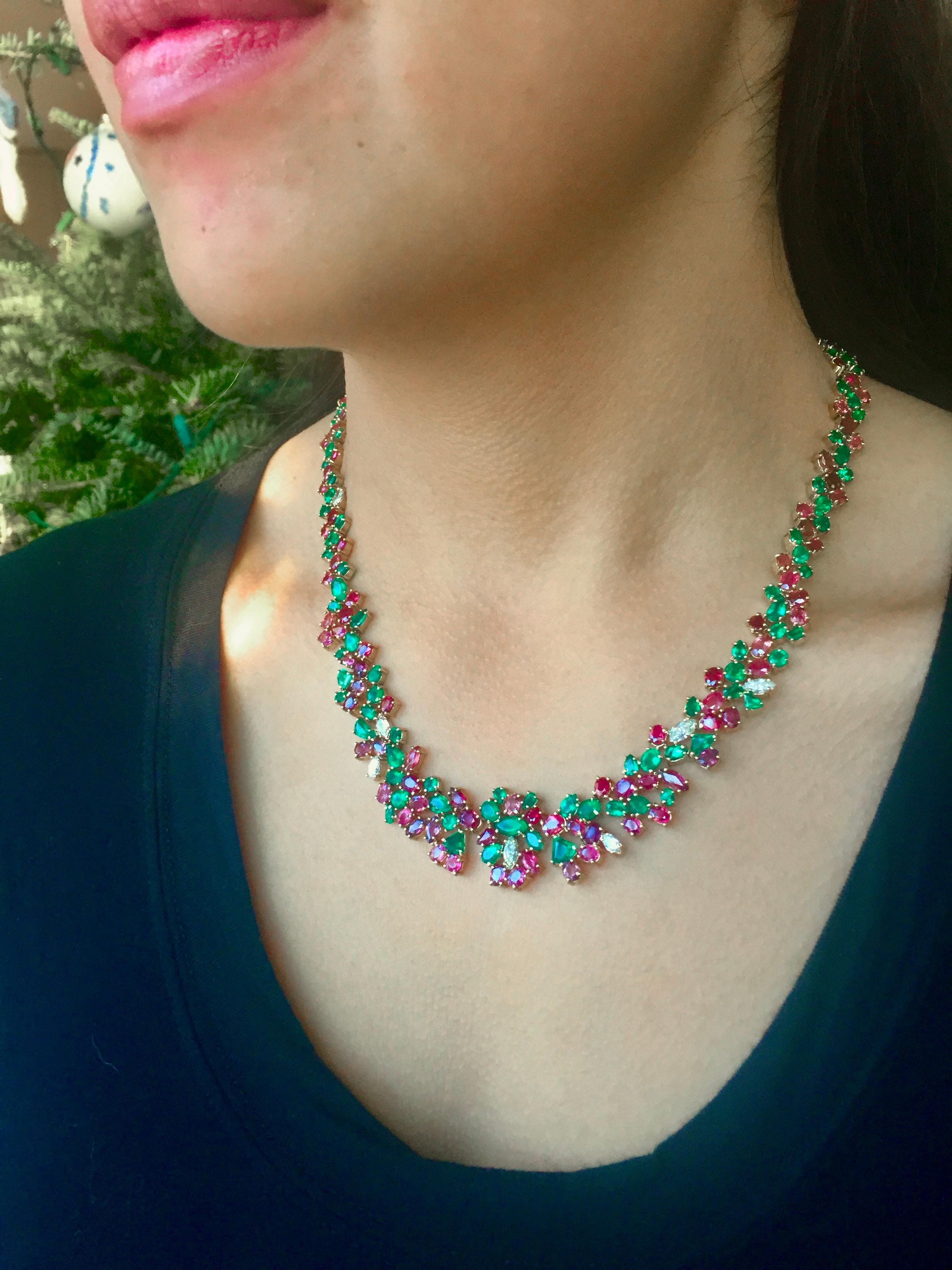 Rubin, Smaragd, Diamant 61,00 Karat Einzigartige Halskette 18K im Angebot 4