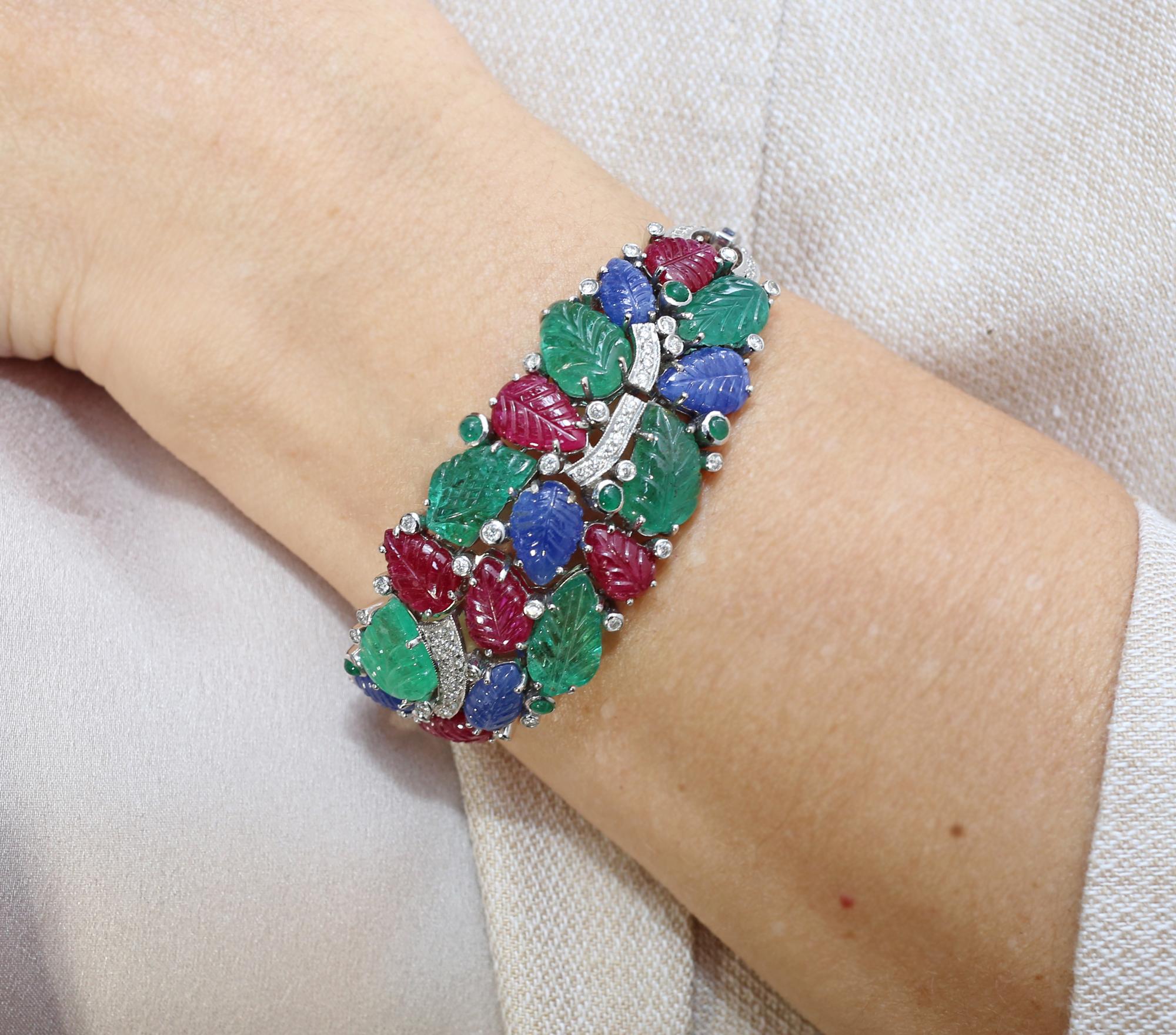 Tutti-Frutti-Armband Rubine Saphire Smaragde Diamanten 18 K Gold.
Ein elegantes Tutti-Frutti-Armband im Stil des Art déco. Rubine, Saphire, Smaragde.
Dieser Artikel ist eine moderne, 1996 entstandene Interpretation der großen Idee. Das Armband