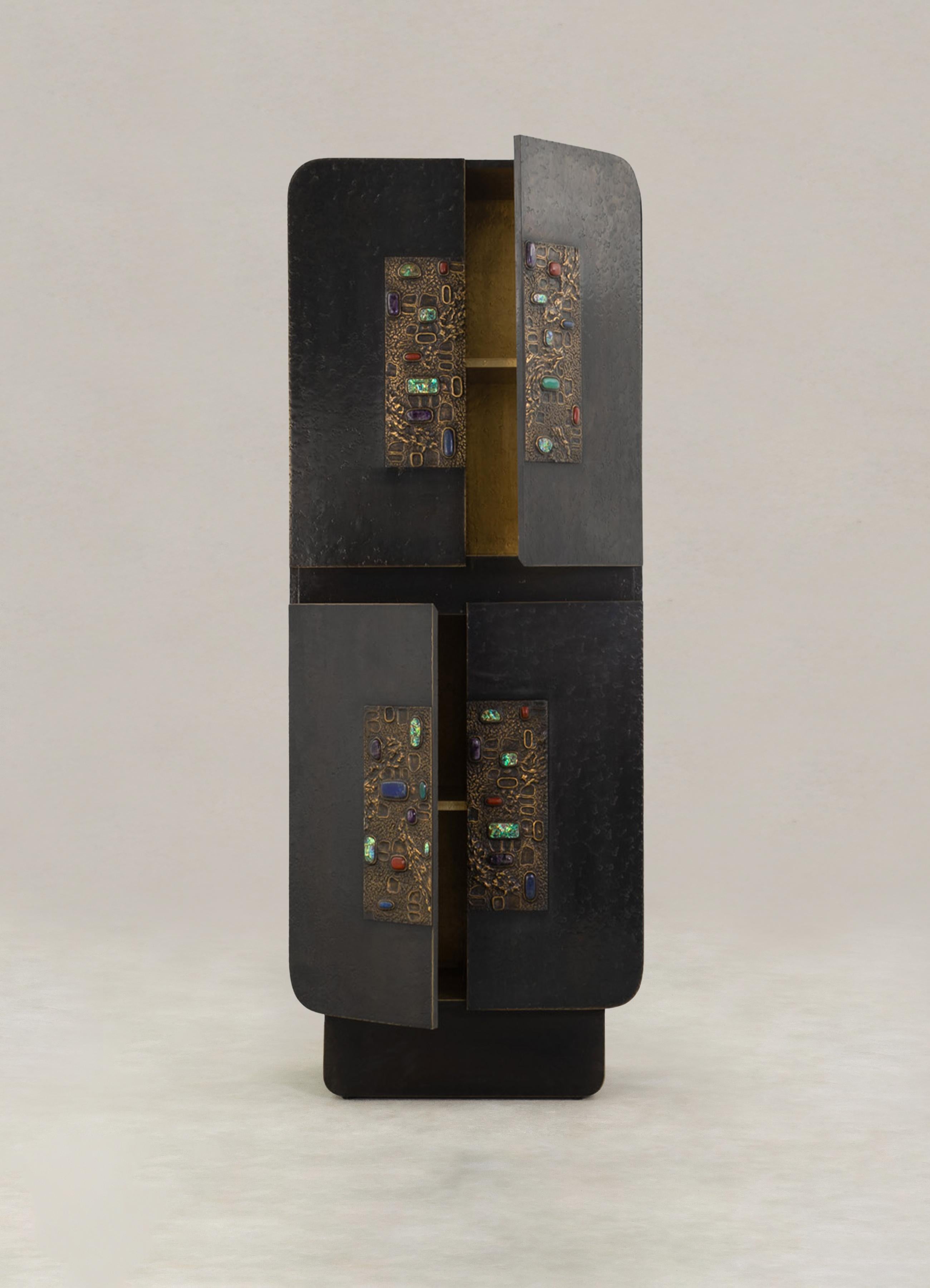Indiano Tutti Frutti Bronze Cabinet Alto in ottone con pietre semipreziose in vendita
