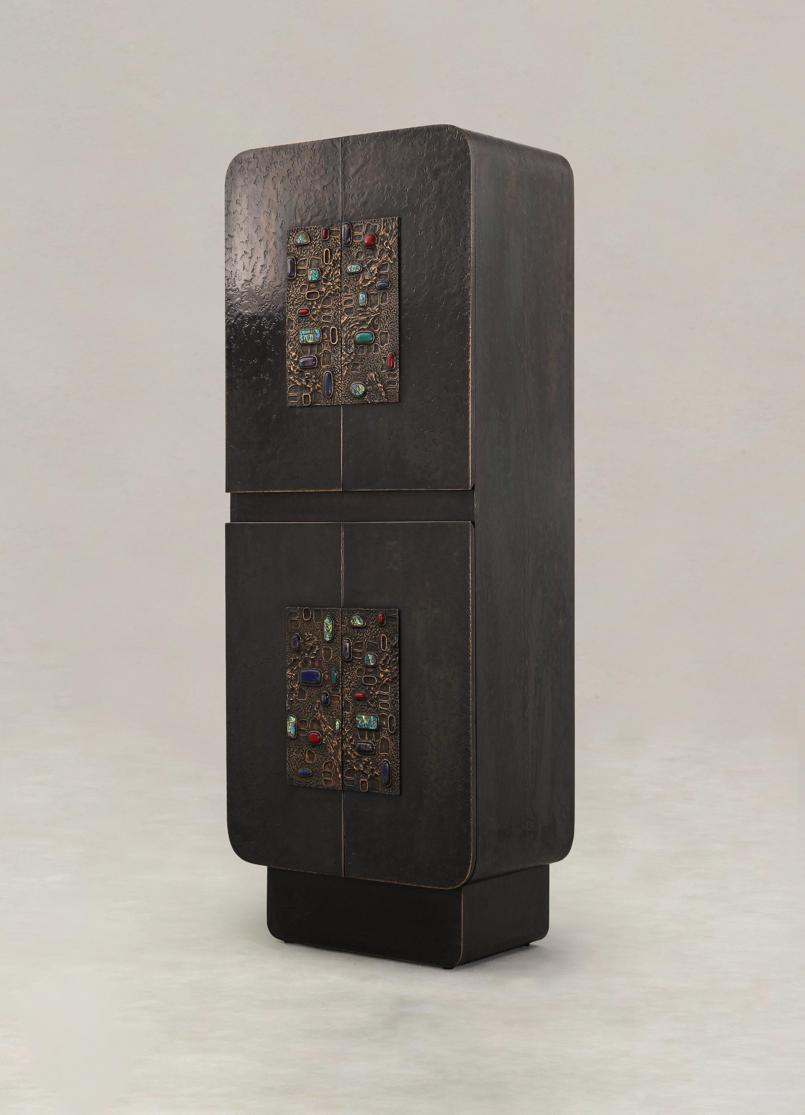 Calco Tutti Frutti Bronze Cabinet Alto in ottone con pietre semipreziose in vendita