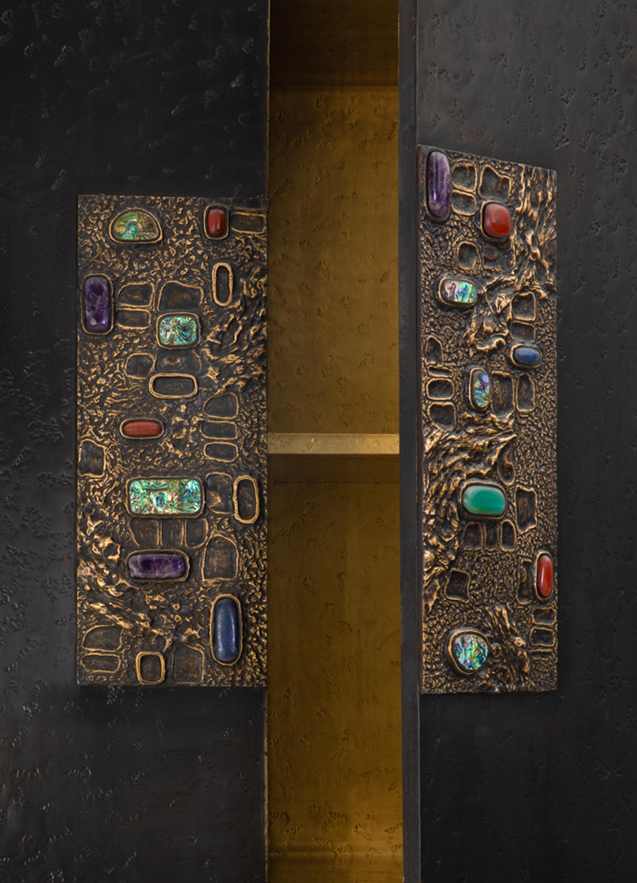 Tutti Frutti Bronze Cabinet Alto in ottone con pietre semipreziose In condizioni Nuovo in vendita a Noida, DL