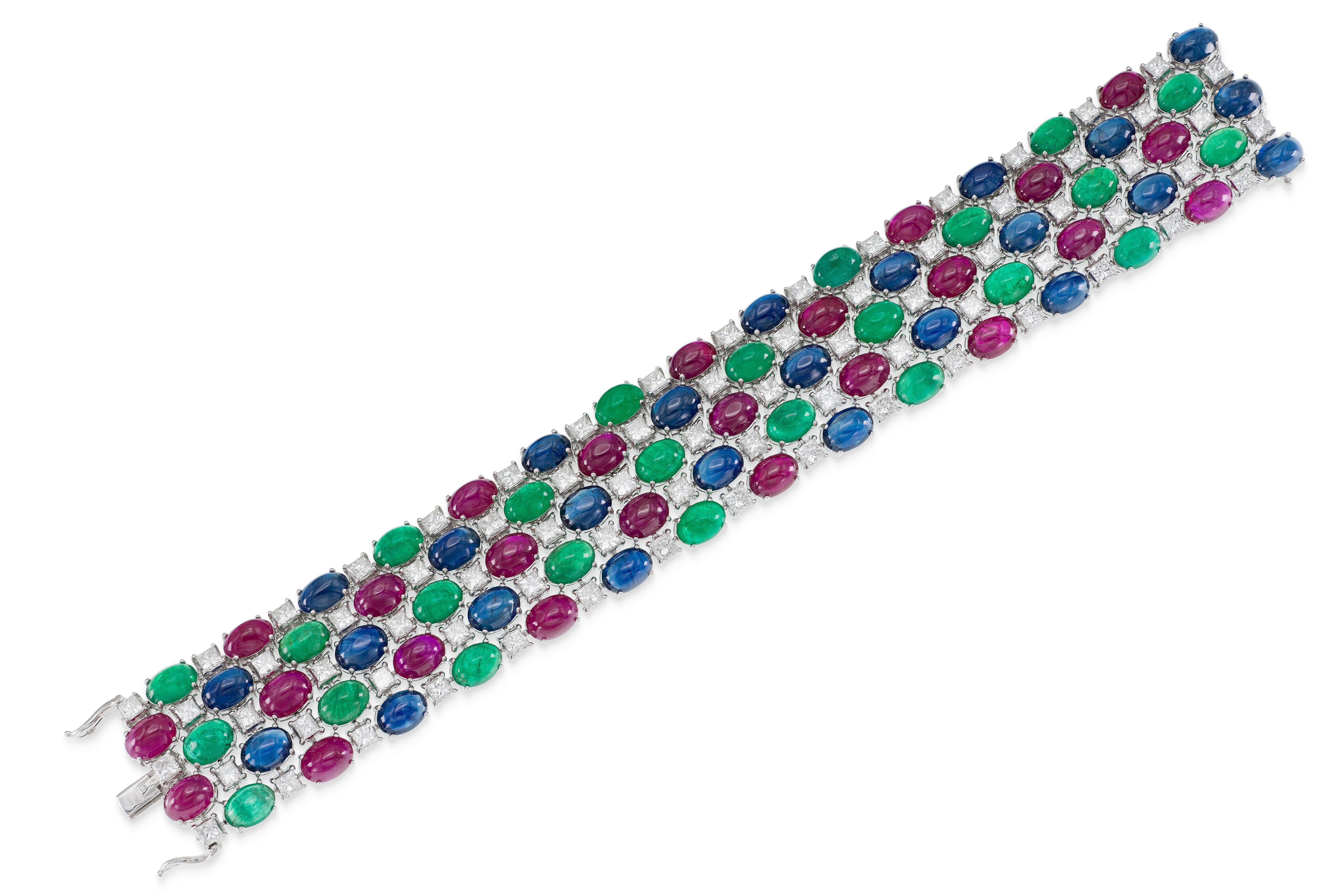 Finement réalisé en or blanc 18k avec des rubis cabochon pesant au total 26,56 carats, des émeraudes cabochon pesant au total 25,16 carats, des saphirs cabochon pesant au total 17,86 carats, et des diamants ronds de taille brillant pesant au total