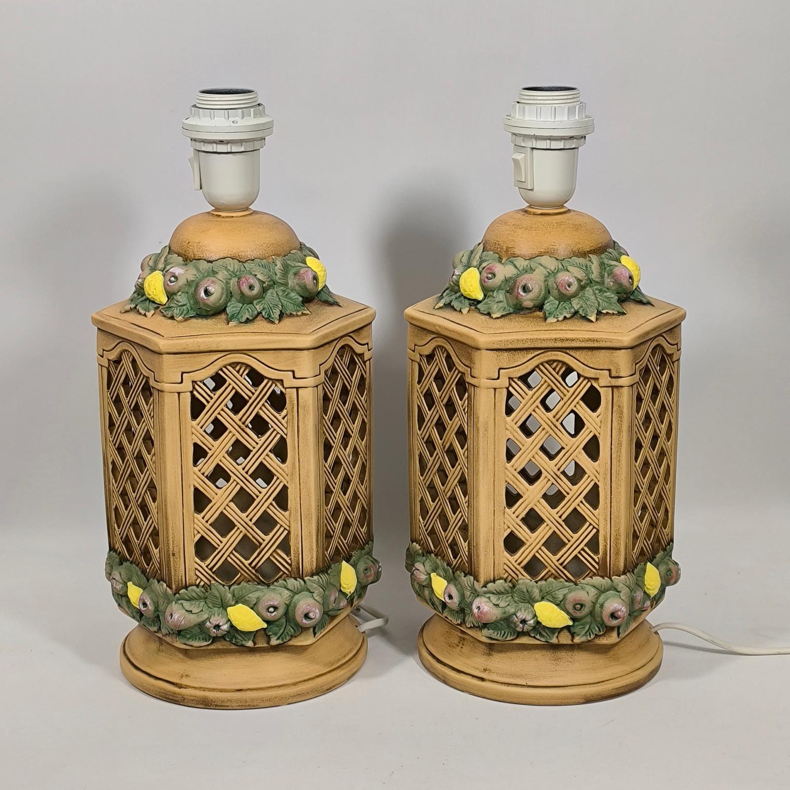 Tutti-Frutti Pair of Italian Ceramic Table Lamps, Fruit Decor, Hand-Painted In Excellent Condition For Sale In Bochum, NRW