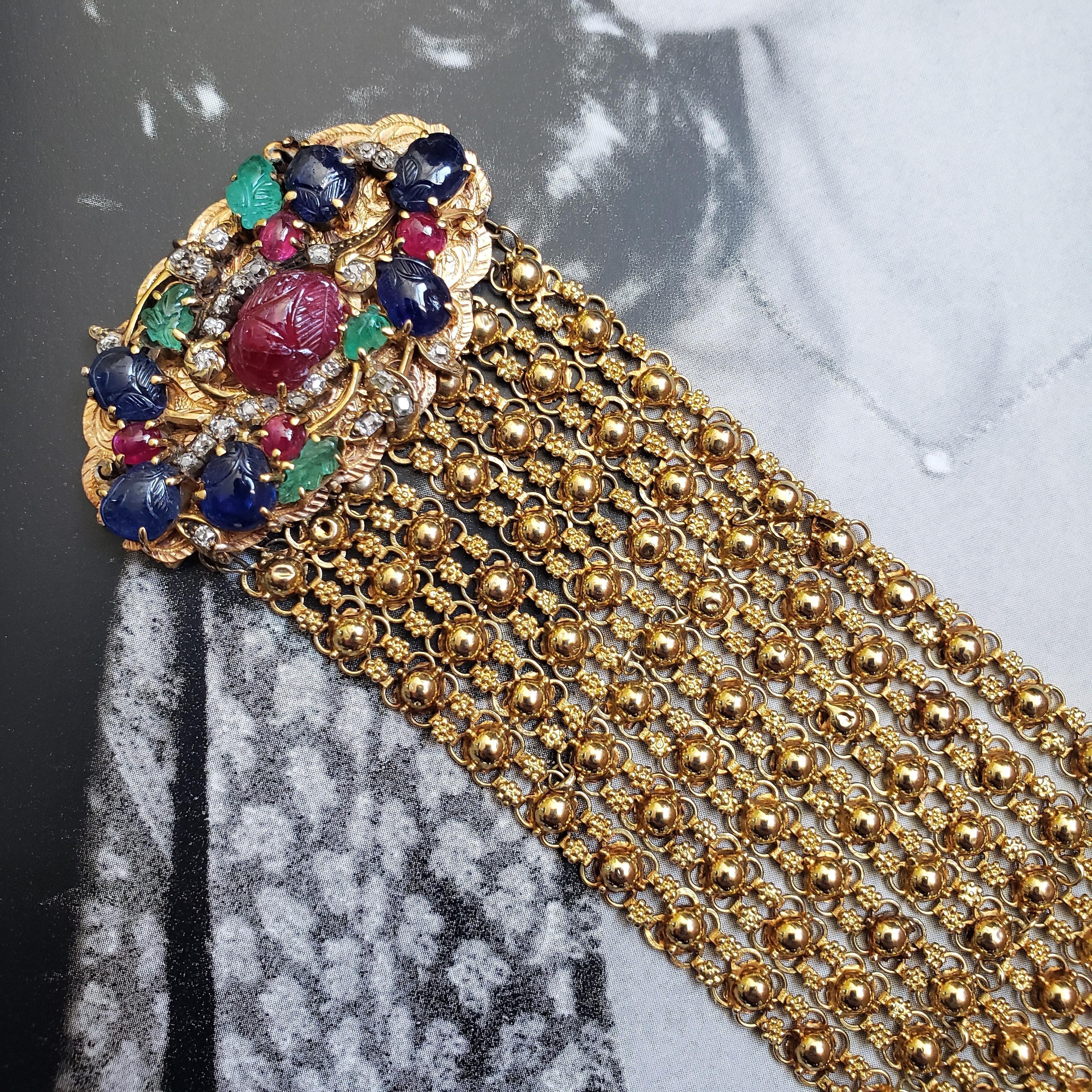 Reinterpretazione radiosa dell'iconico motivo Tutti Frutti, questo bracciale si ispira all'esuberanza dell'Art Deco europea degli anni '20, reimmaginata attraverso l'artigianato indiano e le tradizioni di intaglio delle gemme.

Realizzato a mano in