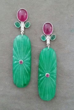 Pendants d'oreilles Tutti Frutti style rubis, émeraudes, or, diamants et jades gravés