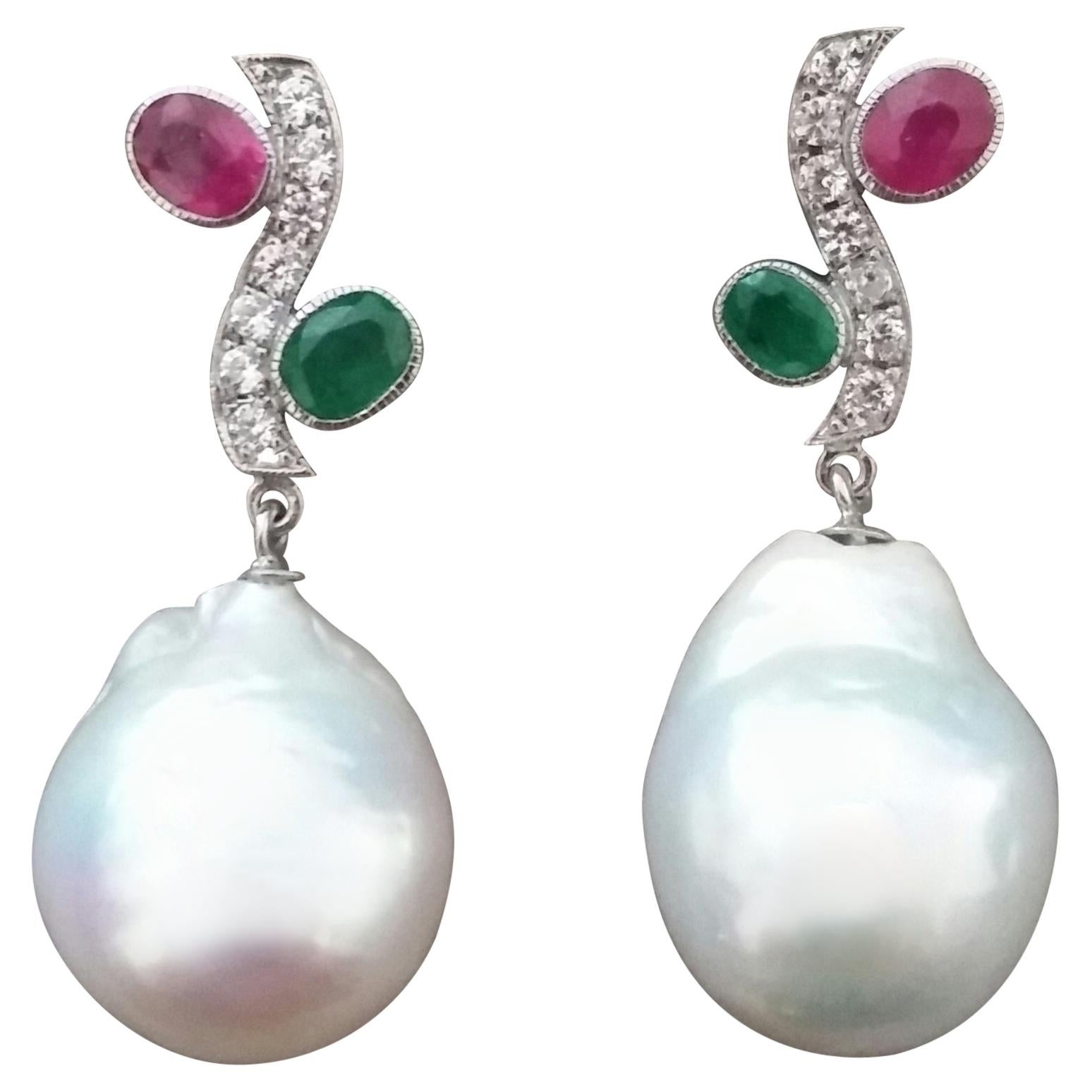 Tutti Frutti-Stil Rubine Smaragde Gold Diamanten Weiße Barockperlen Ohrringe im Angebot