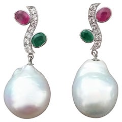 Boucles d'oreilles de style Tutti Frutti en or, rubis, émeraudes, diamants et perles baroques blanches