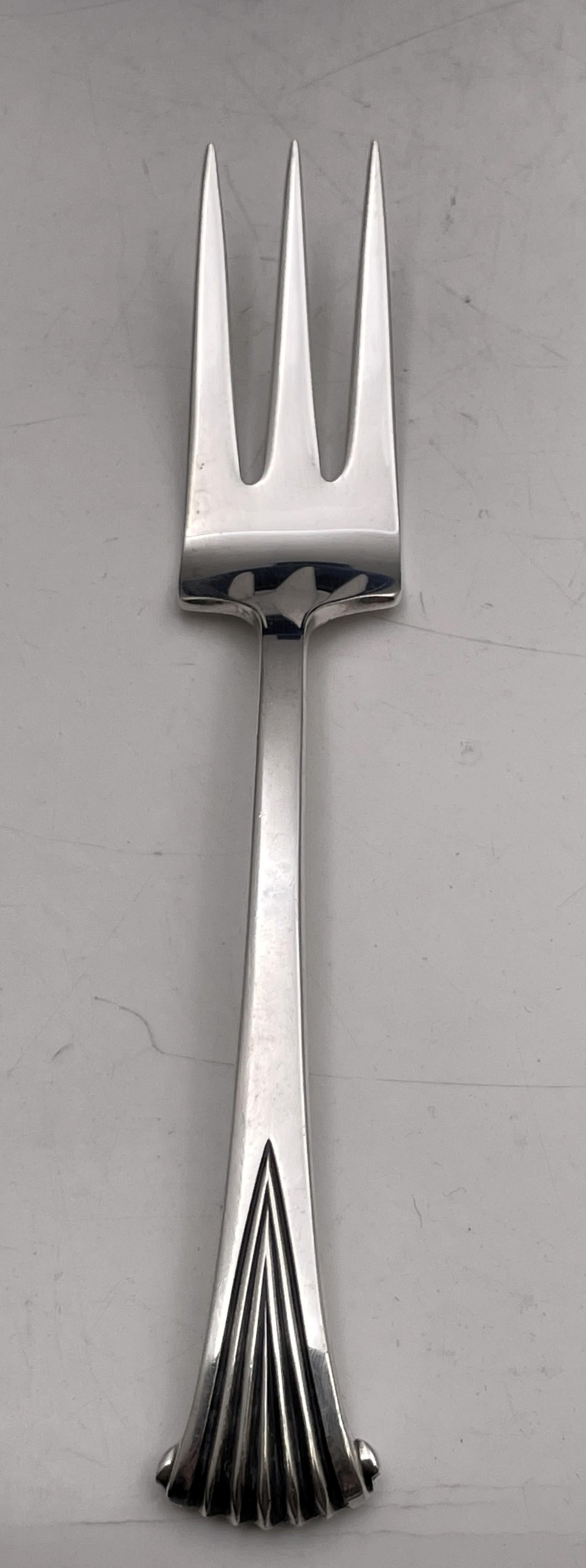  Tuttle sterling silver flatware set in the celebrated Onslow pattern and in Mid-Century Modern style, made between 1963 and 1969, in an elegant, geometric design, consisting of:

- 12 salad forks measuring 6 1/8'' in length

- 12 place forks