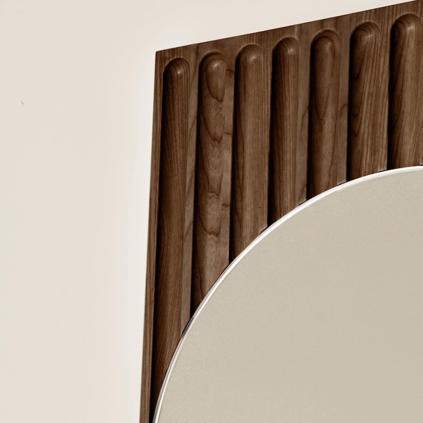 Die Tutto Sesto-Spiegel sind Teil der Kollektion 2023 zeitgenössischer Massivholzmöbel. Die aus dem Dialog zwischen Dale Italia und Cono Studio hervorgegangene Produktreihe zeichnet sich durch eine essentielle Ästhetik aus, die im Einklang mit den