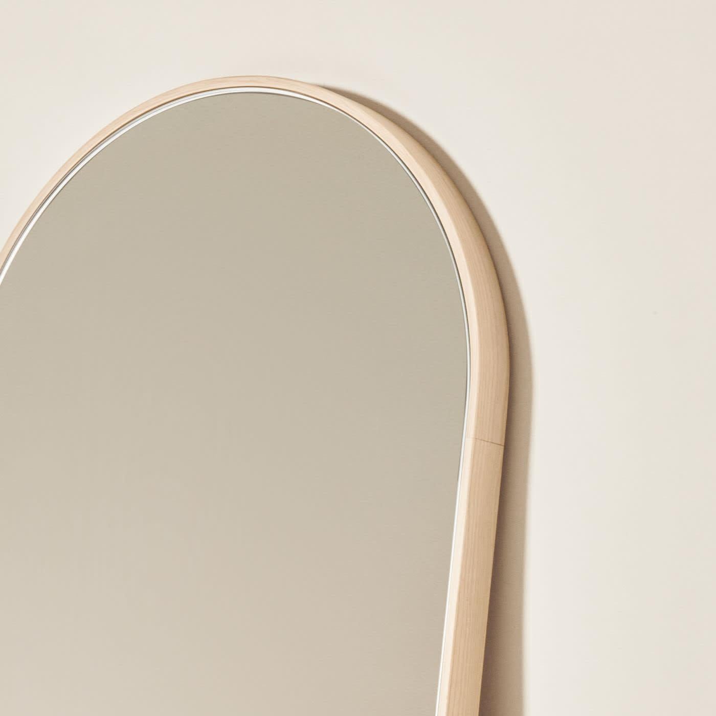 Tutto Sesto mirrors are part of the 2023 collection of contemporary solid wood furniture. Born from the dialogue between Dale Italia and Cono Studio, the range is defined by essential aesthetics, in tune with current trends without losing touch with