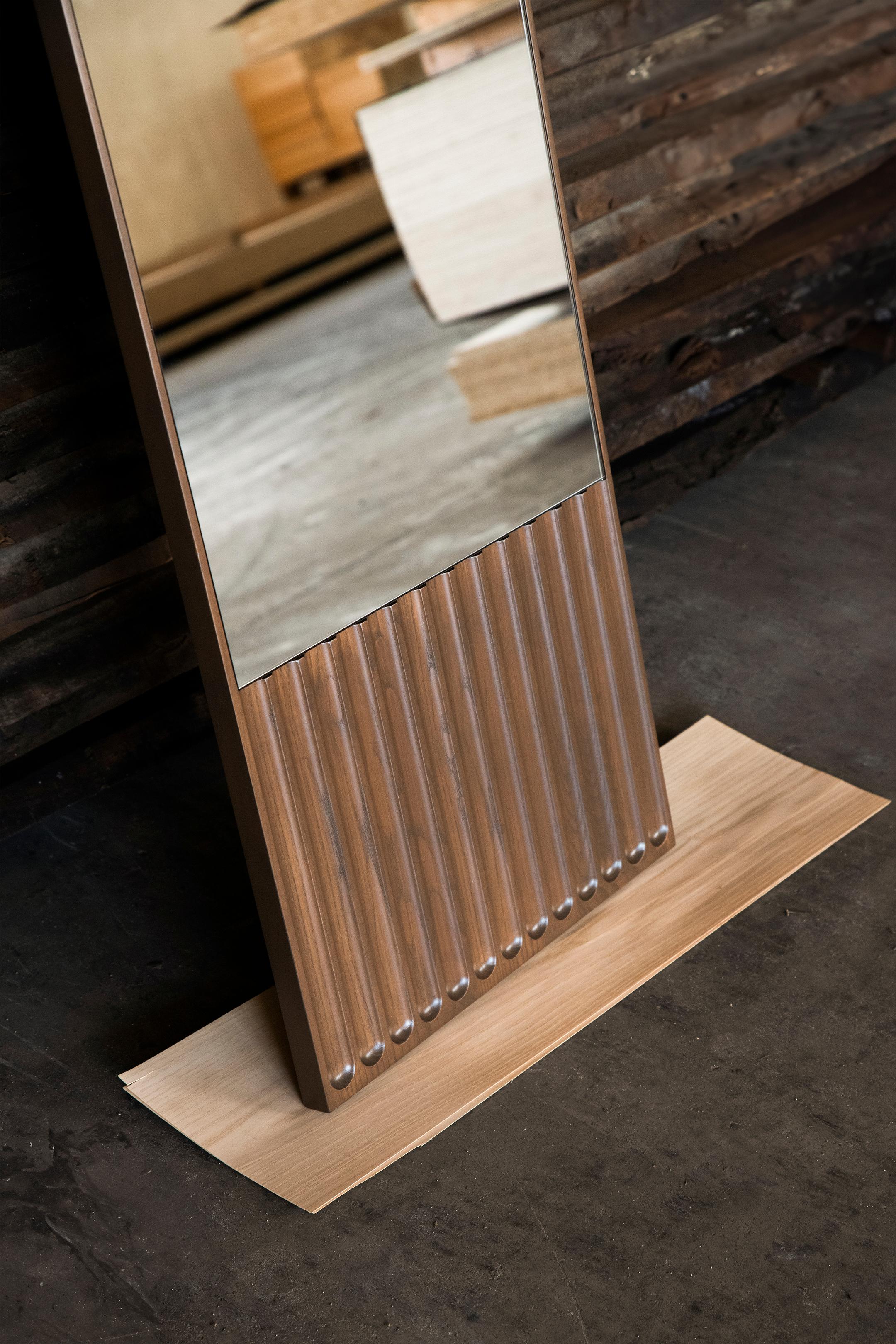 Tutto Sesto Specchio ovale in legno massiccio, frassino con finitura marrone, contemporaneo in vendita 4