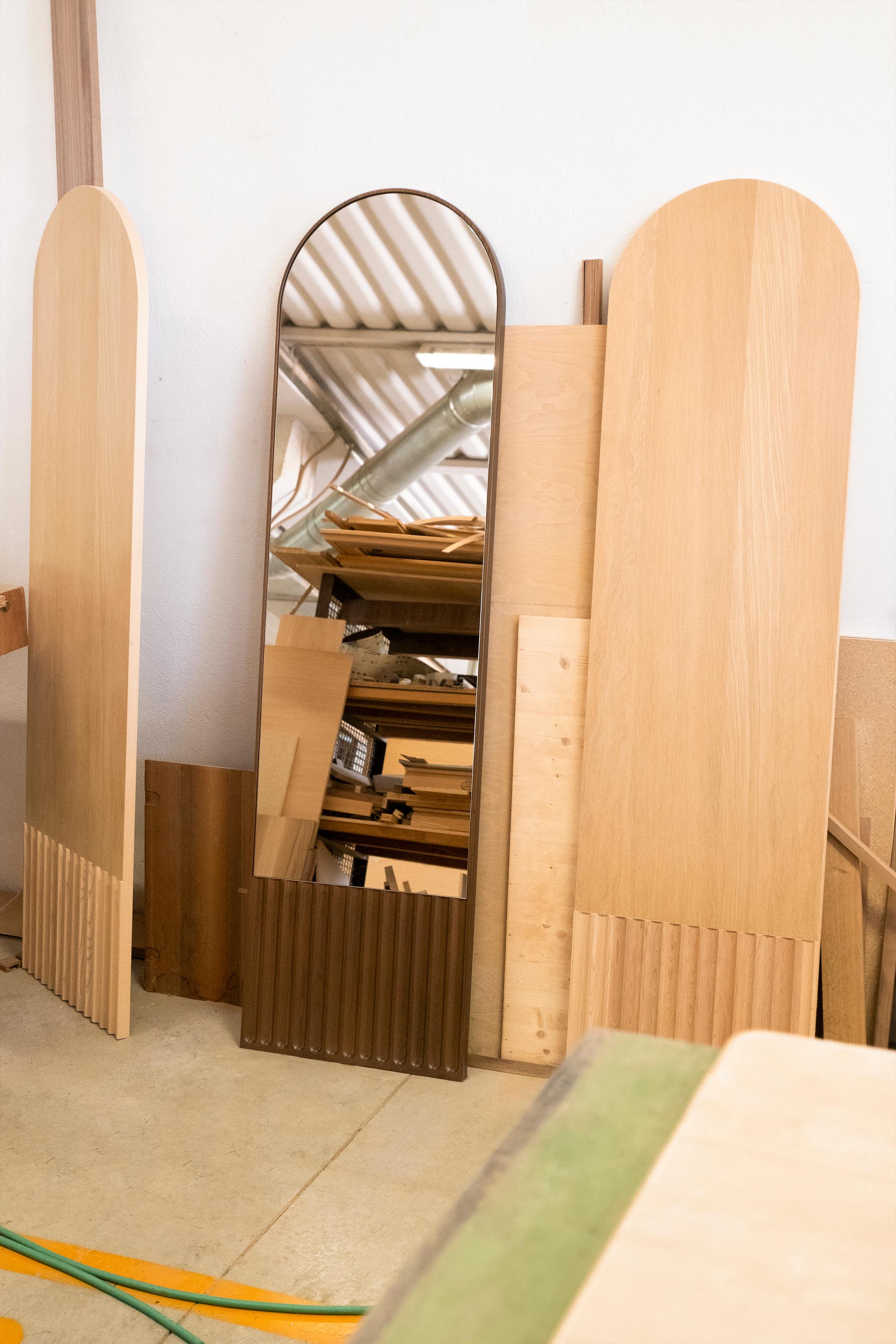 A olio Tutto Sesto Specchio ovale in legno massiccio, frassino con finitura marrone, contemporaneo in vendita
