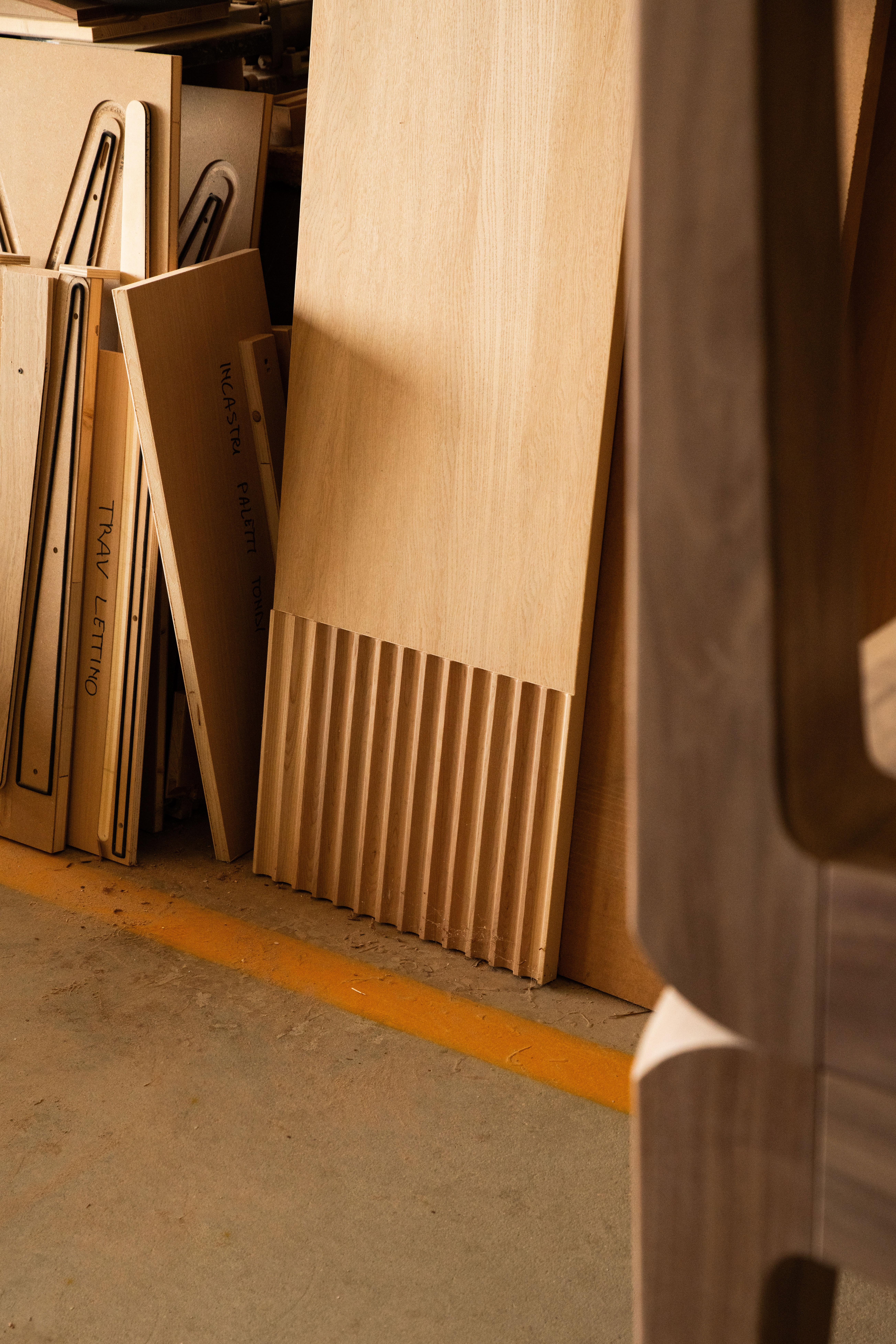 Tutto Sesto Specchio ovale in legno massiccio, frassino con finitura marrone, contemporaneo in vendita 3