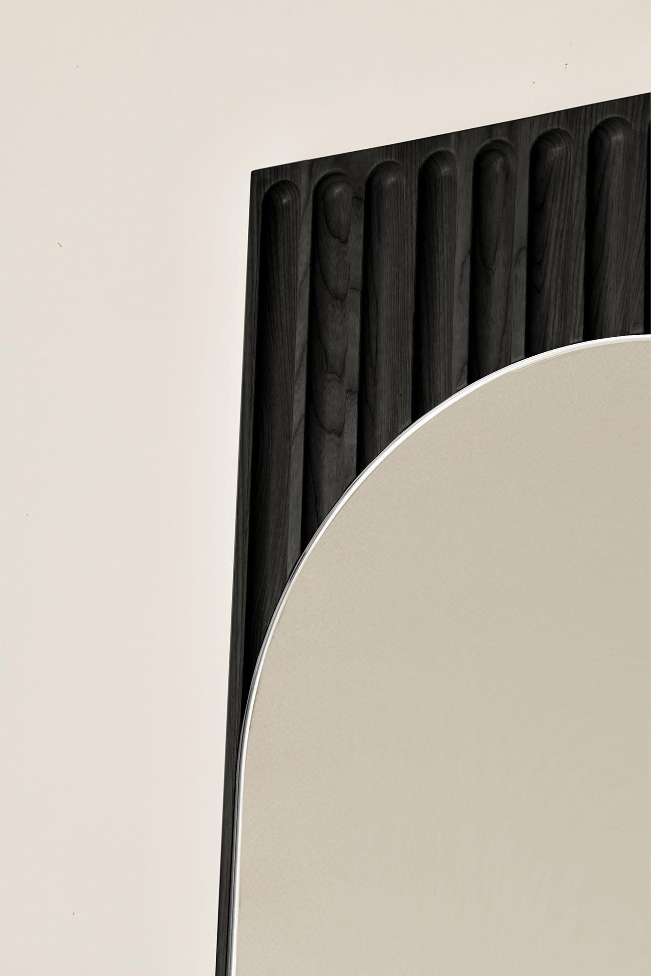 Sesto, rechteckiger Spiegel aus Massivholz, Eschenholz in schwarzer Oberfläche, zeitgenössisch (Italienisch) im Angebot