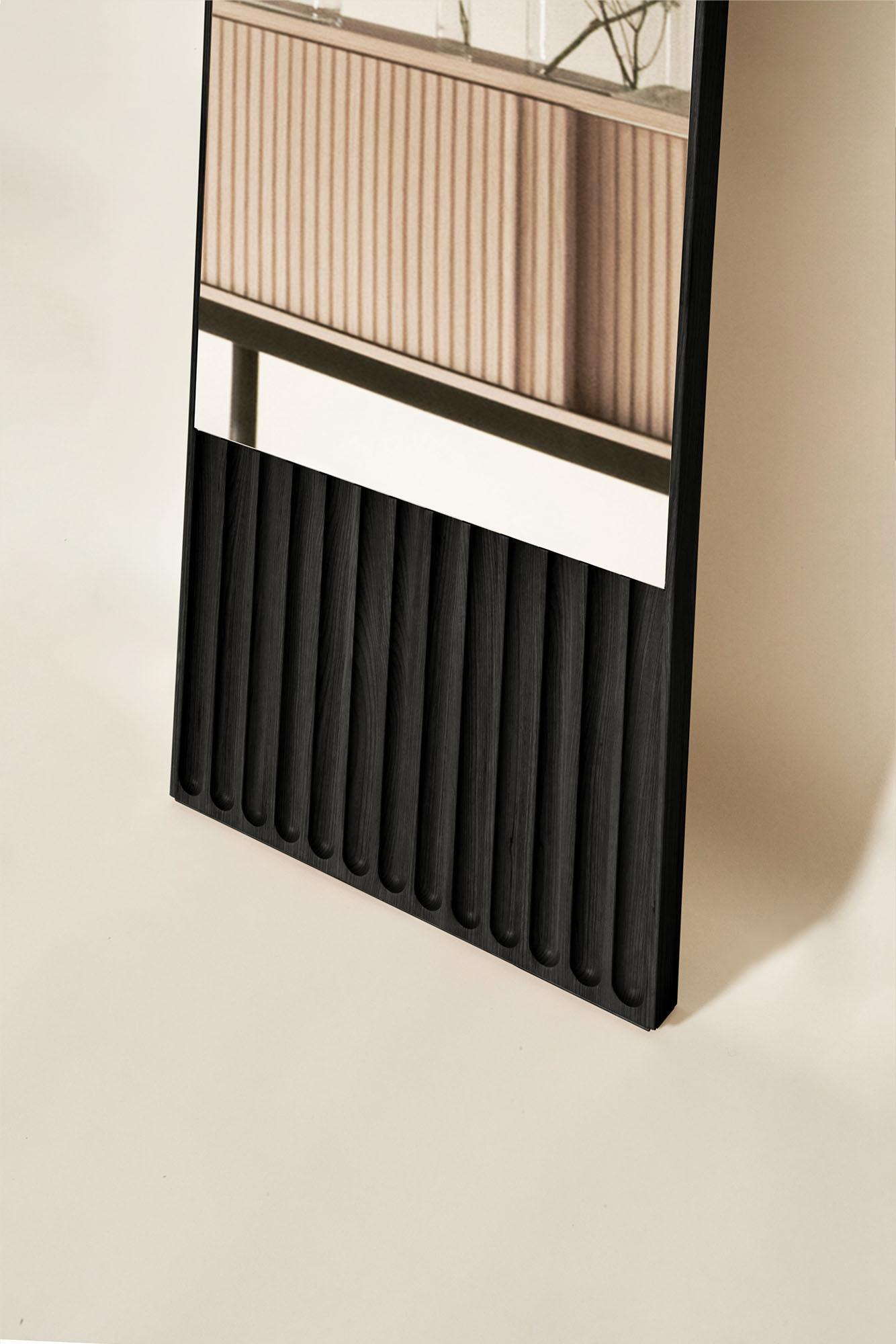 Sesto, rechteckiger Spiegel aus Massivholz, Eschenholz in schwarzer Oberfläche, zeitgenössisch (Geölt) im Angebot