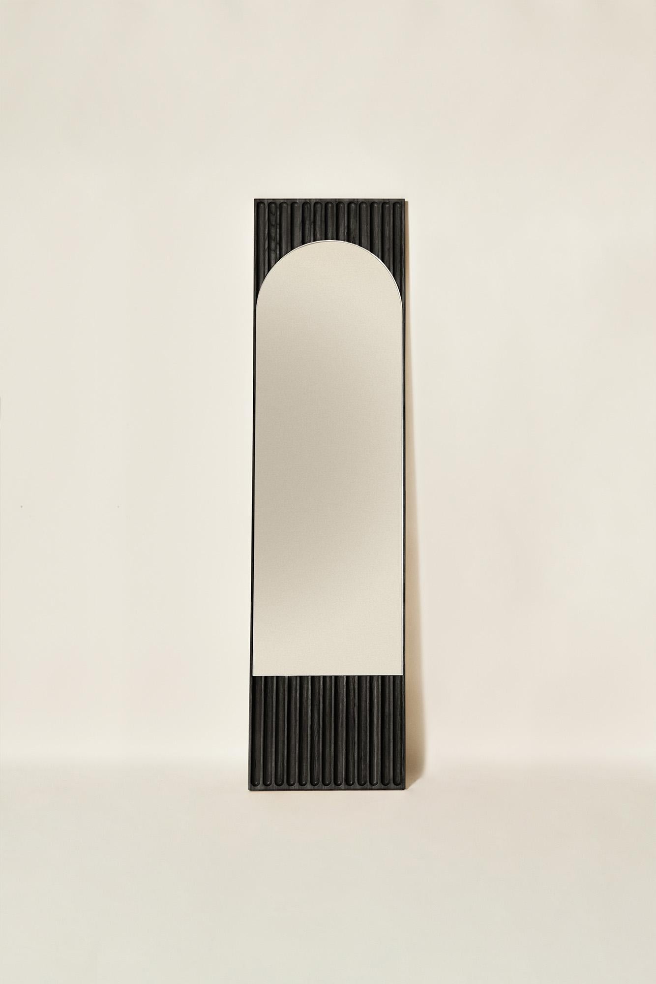 Sesto, rechteckiger Spiegel aus Massivholz, Eschenholz in schwarzer Oberfläche, zeitgenössisch im Zustand „Neu“ im Angebot in Cadeglioppi de Oppeano, VR
