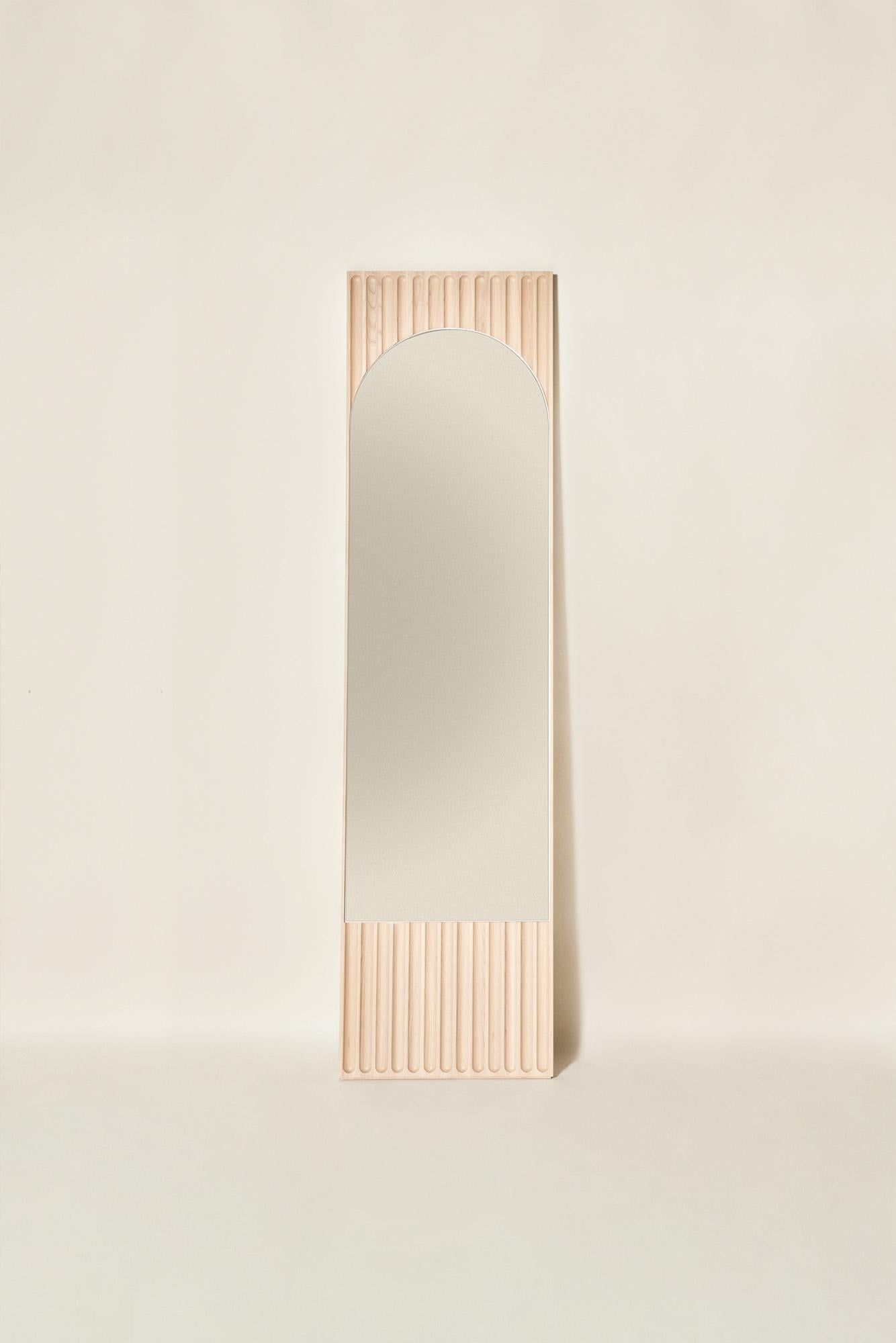 Sesto, rechteckiger Spiegel aus Massivholz, Eschenholz in schwarzer Oberfläche, zeitgenössisch (21. Jahrhundert und zeitgenössisch) im Angebot