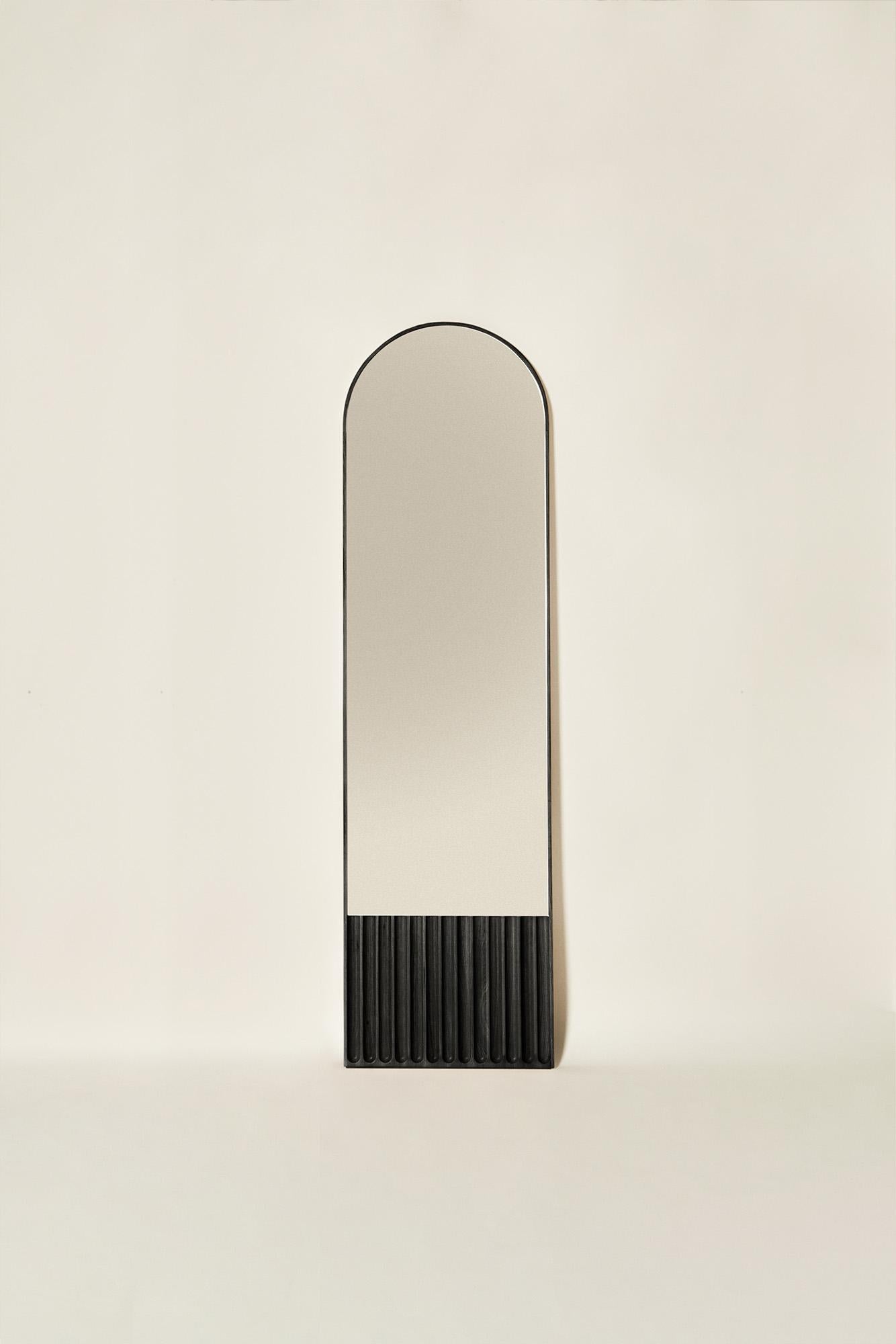 Sesto Ovaler Spiegel aus Massivholz, Eschenholz in schwarzer Oberfläche, zeitgenössisch im Zustand „Neu“ im Angebot in Cadeglioppi de Oppeano, VR
