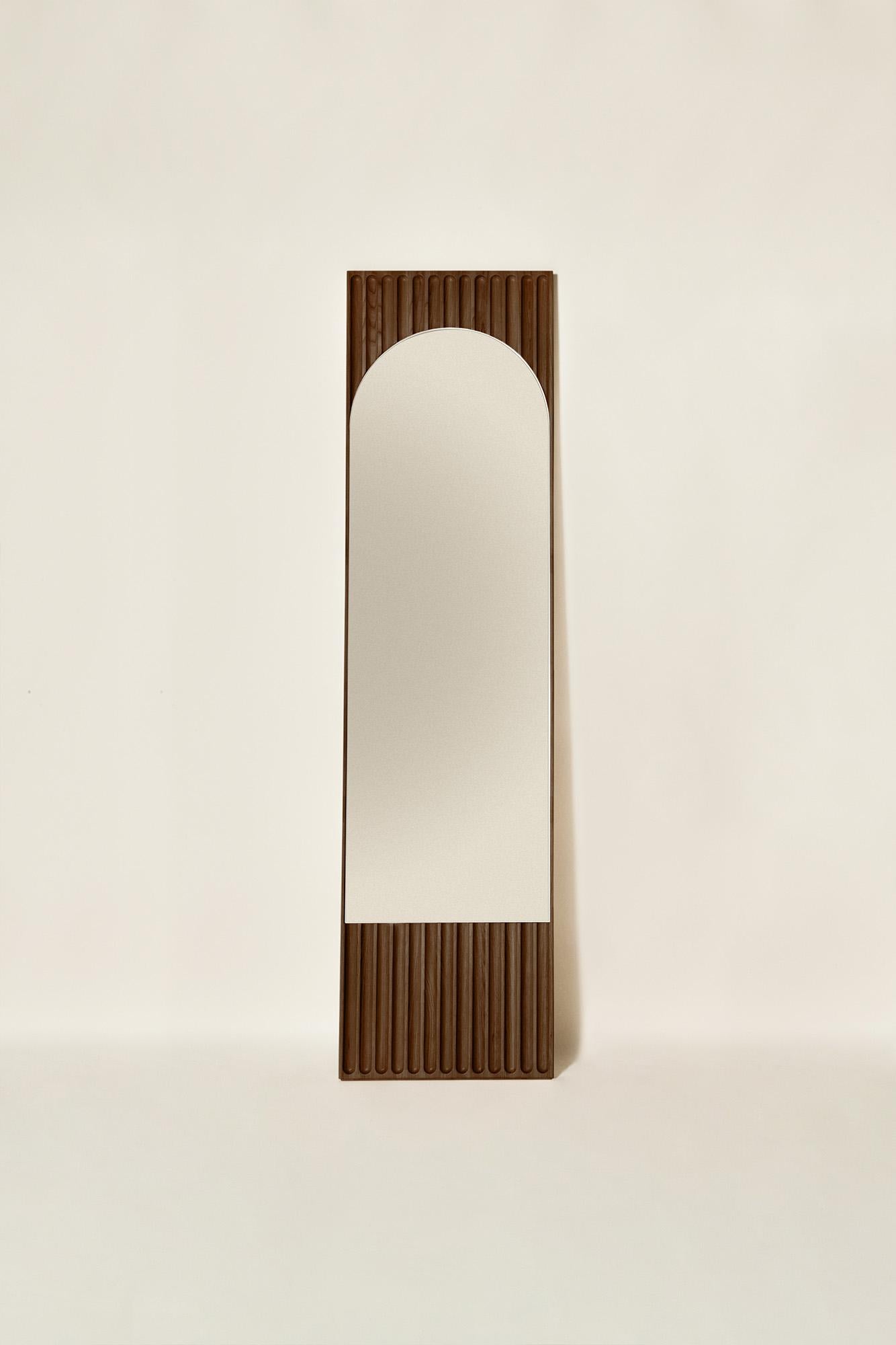 Sesto, rechteckiger Spiegel aus Massivholz, Eschenholz in schwarzer Oberfläche, zeitgenössisch (Asche) im Angebot