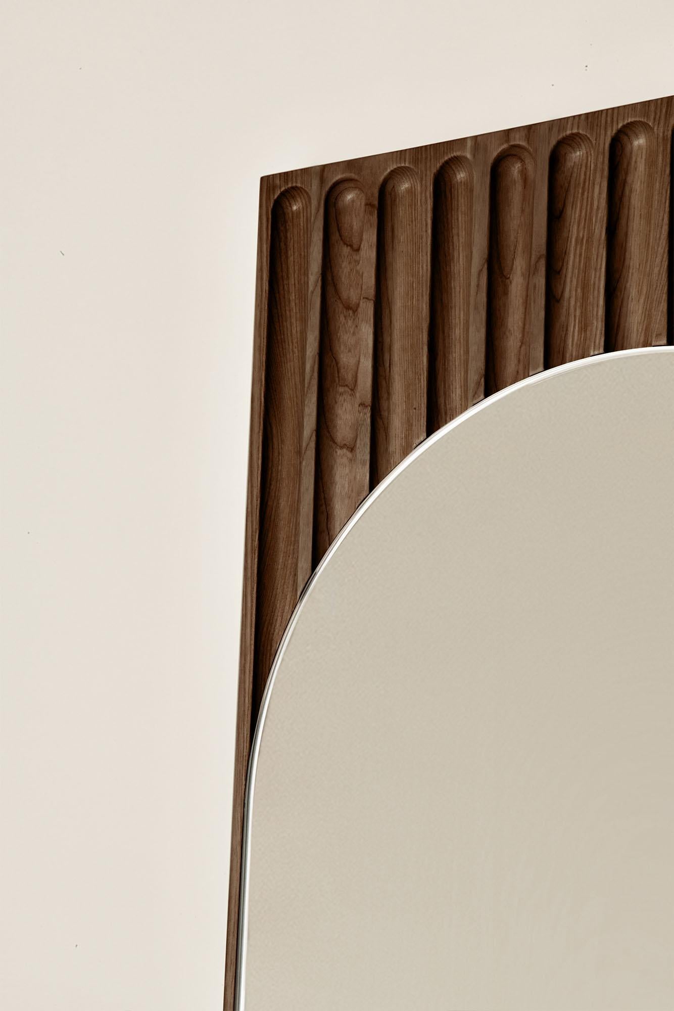Sesto, rechteckiger Spiegel aus Massivholz, Esche in brauner Oberfläche, zeitgenössisch (21. Jahrhundert und zeitgenössisch) im Angebot