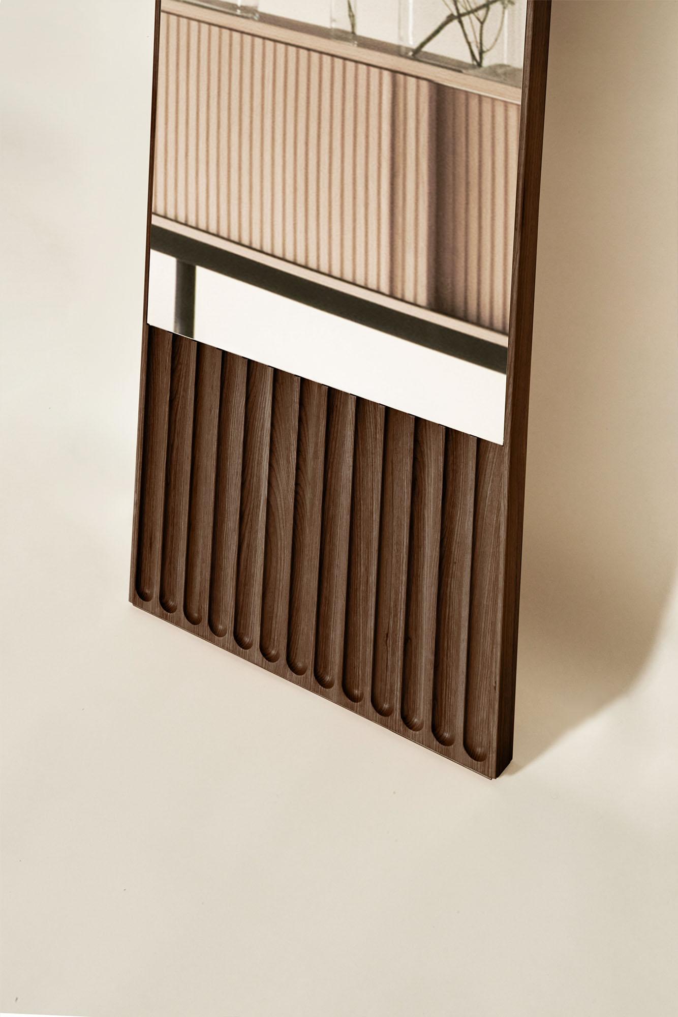 Sesto, rechteckiger Spiegel aus Massivholz, Esche in brauner Oberfläche, zeitgenössisch (Asche) im Angebot